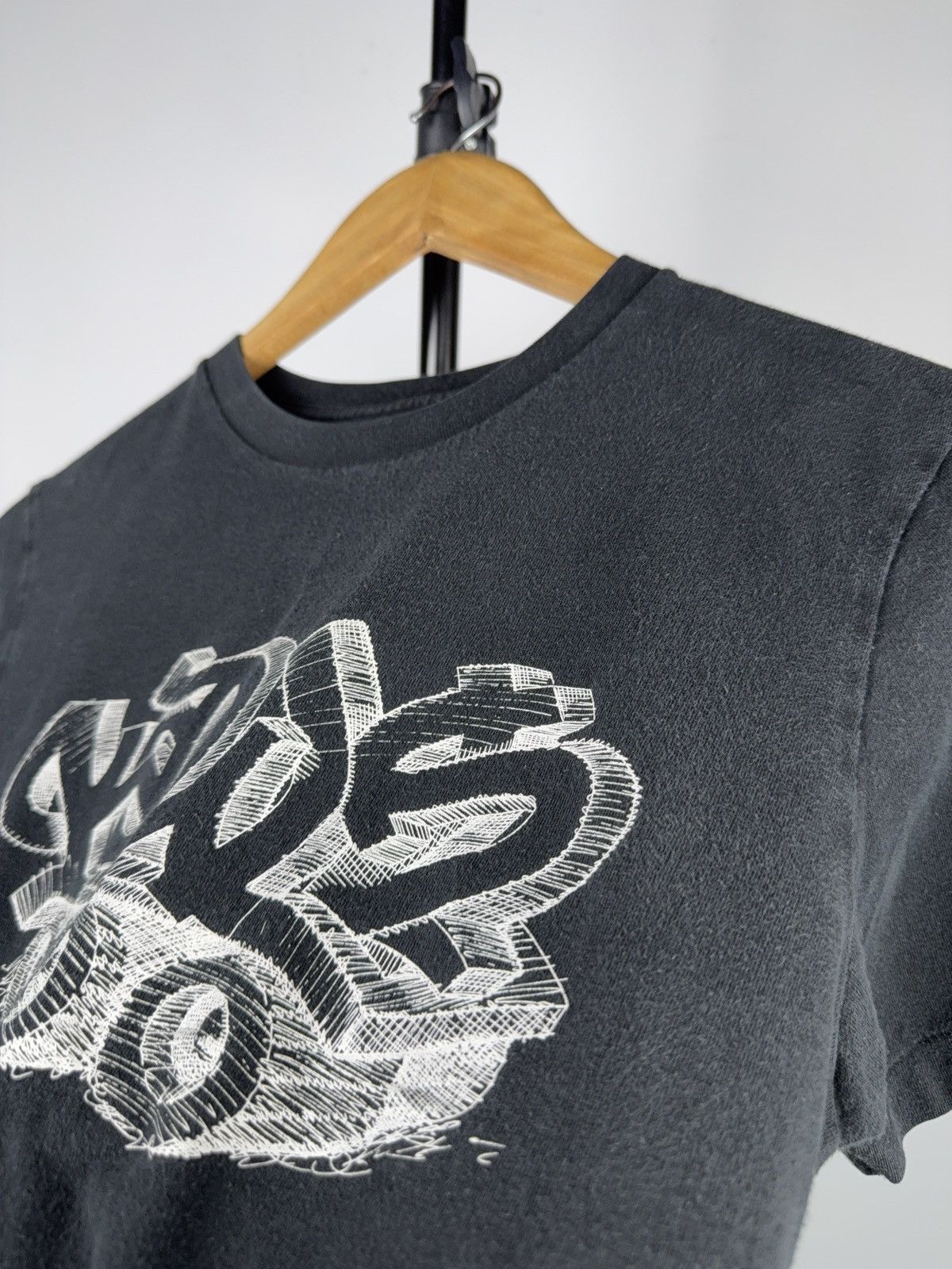 Uniqlo 00s Uniqlo UT KAWS SKATE SK8 Logo Graphic T-Shirt Black XS Size US XS / EU 42 / 0 - 7 Thumbnail