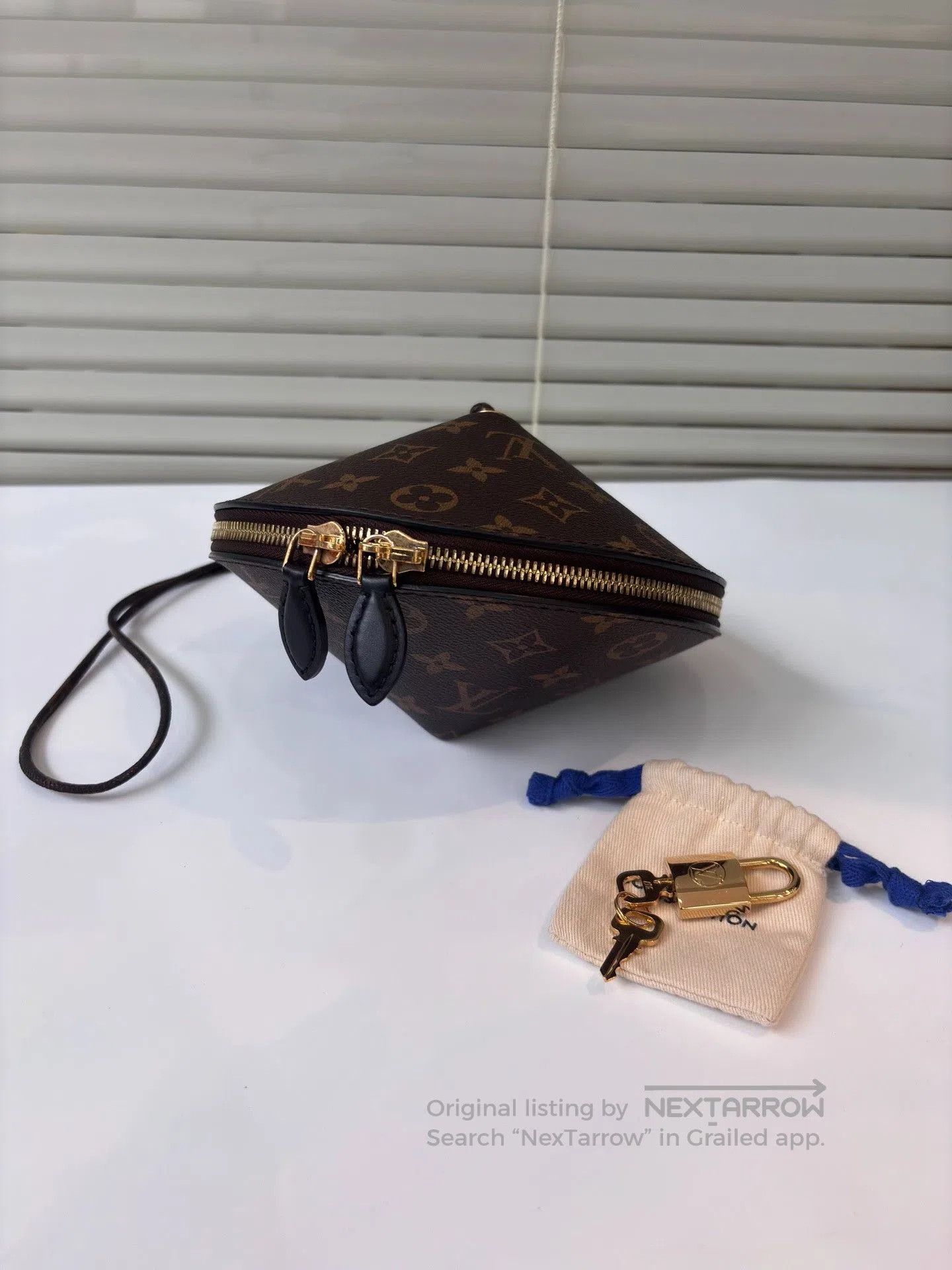 Louis Vuitton LV Monogram UFO Runway Bag. Size ONE SIZE - 9 Thumbnail