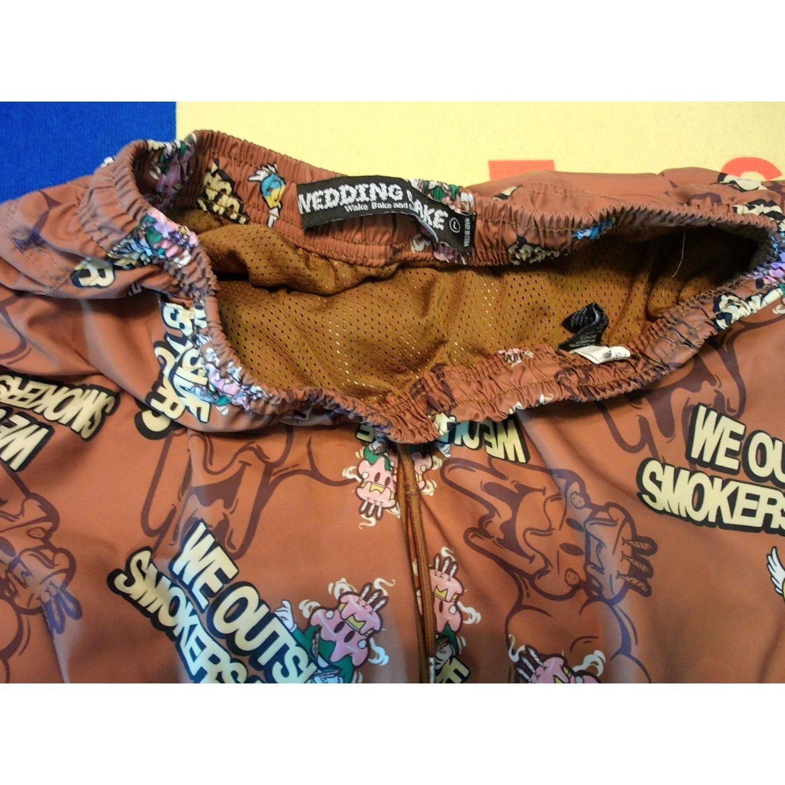 Vintage Wedding Cake Wake & Bake All Over Print Shorts Men L Brown Pockets Athletic 420 Hip Hop 90s Mens Size US 33 - 2 Thumbnail