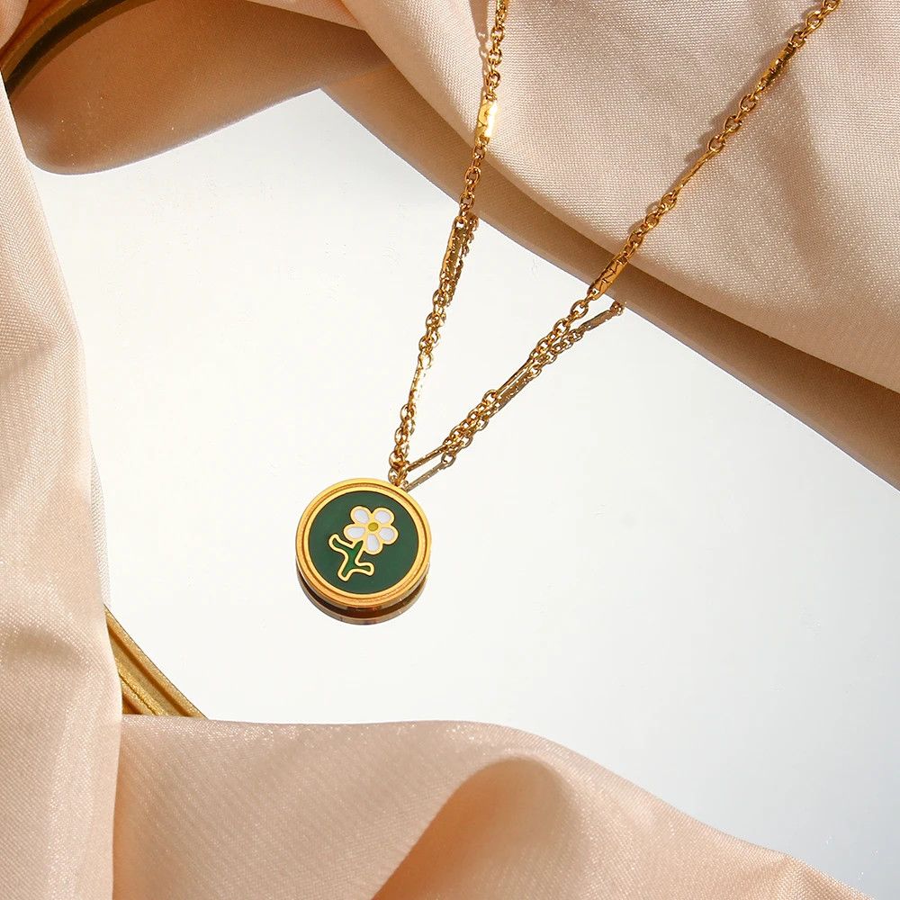 Jewelry × Vintage Cute Enamel Green Coin Flower Design Pendant Necklace Size ONE SIZE - 1 Thumbnail