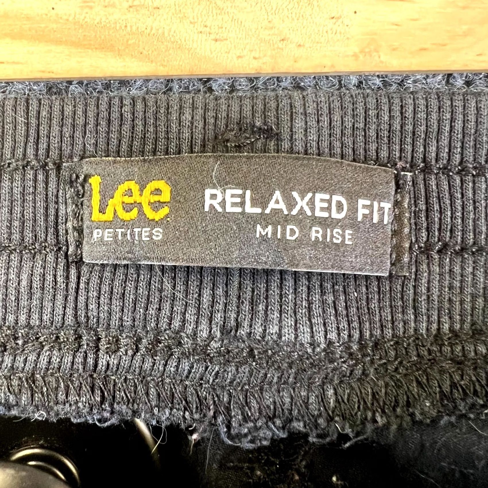 Lee Lee Cargo Capri Pants Womens 8 Black Mid Rise Relaxed Fit Crop Capris Pockets Jeans Cotton Spandex Dry Clean No N/A Size 30" / US 8 / IT 44 - 6 Thumbnail