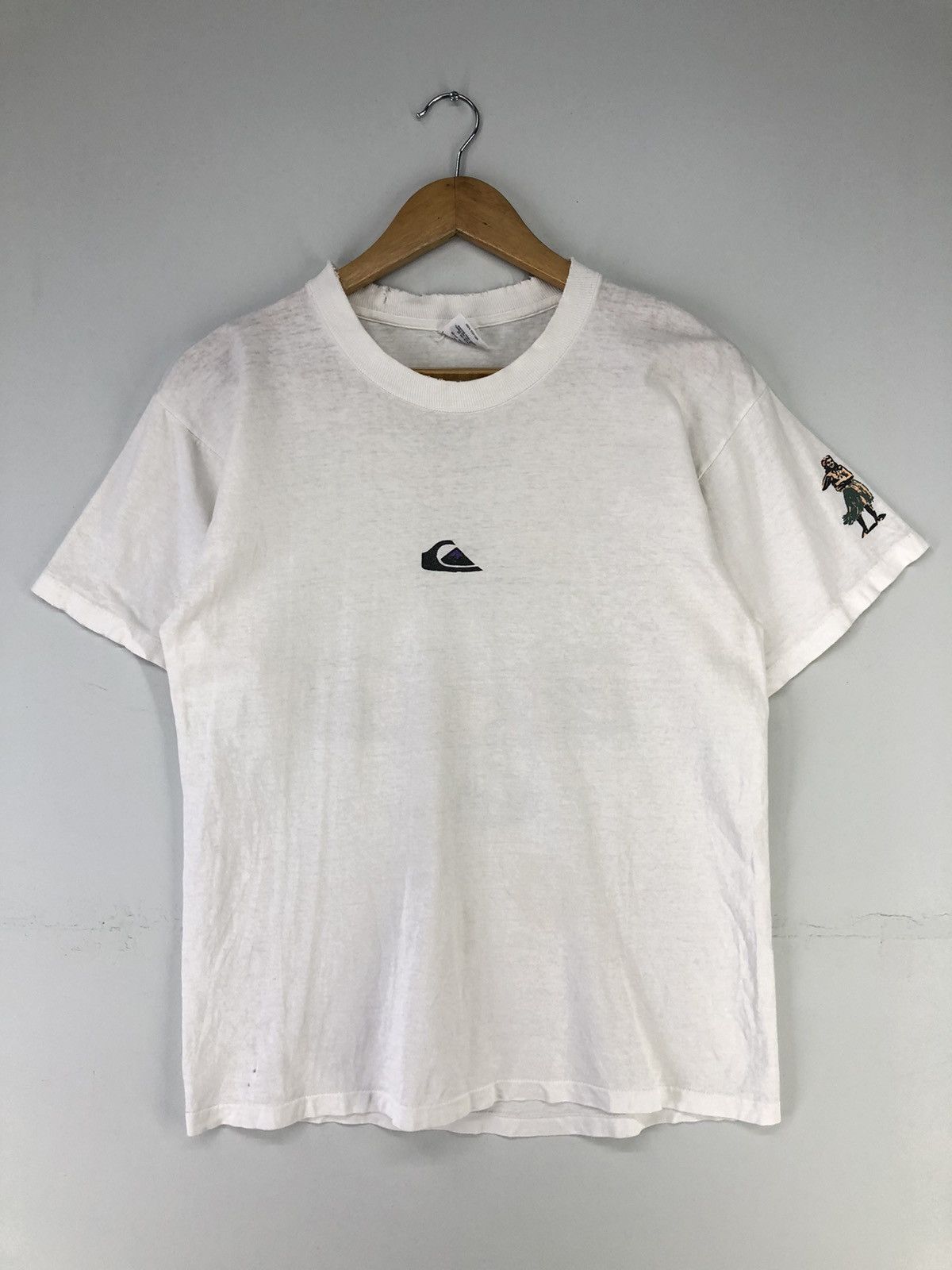 Quiksilver Vintage Quiksilver Center Logo Backhit Distressed Tshirt Size US M / EU 48-50 / 2 - 1 Thumbnail