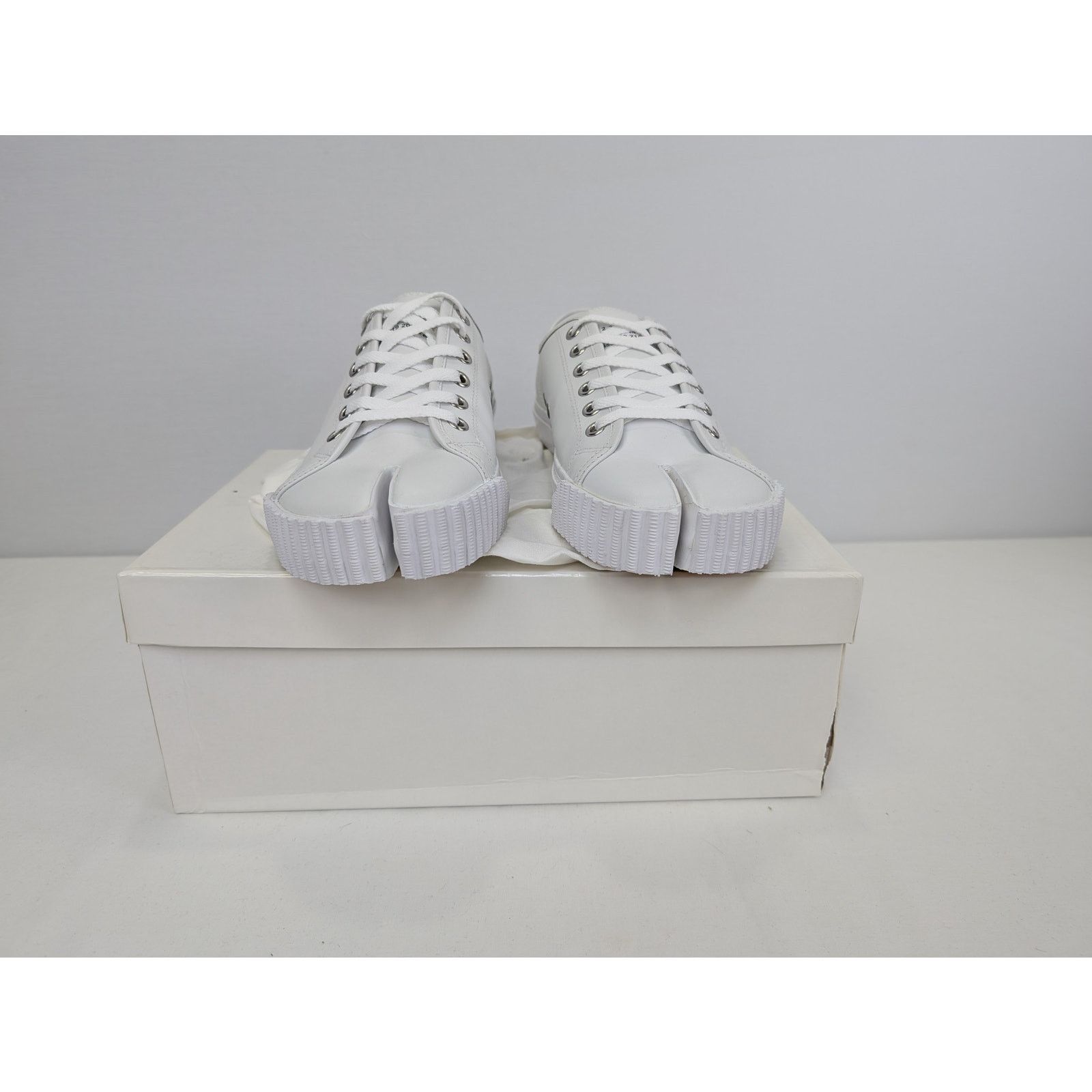 Maison Margiela o1rshd1 Q:3 / Tabi Low Top Sneakers in White Size US 9 / EU 42 - 18 Thumbnail