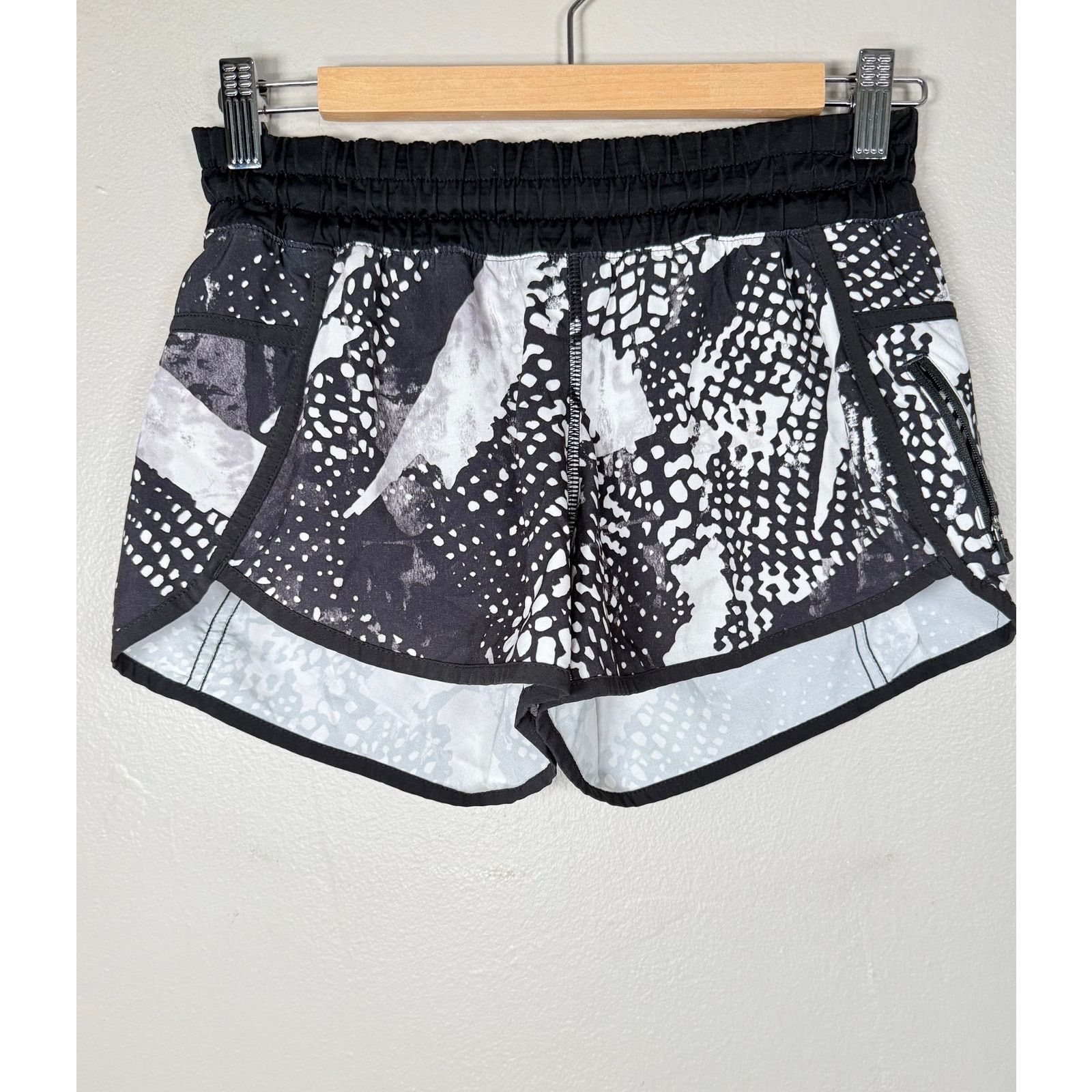 Lululemon Lululemon Speed Short lined sized 4 Pristine! Size 27" / US 4 / IT 40 - 4 Thumbnail