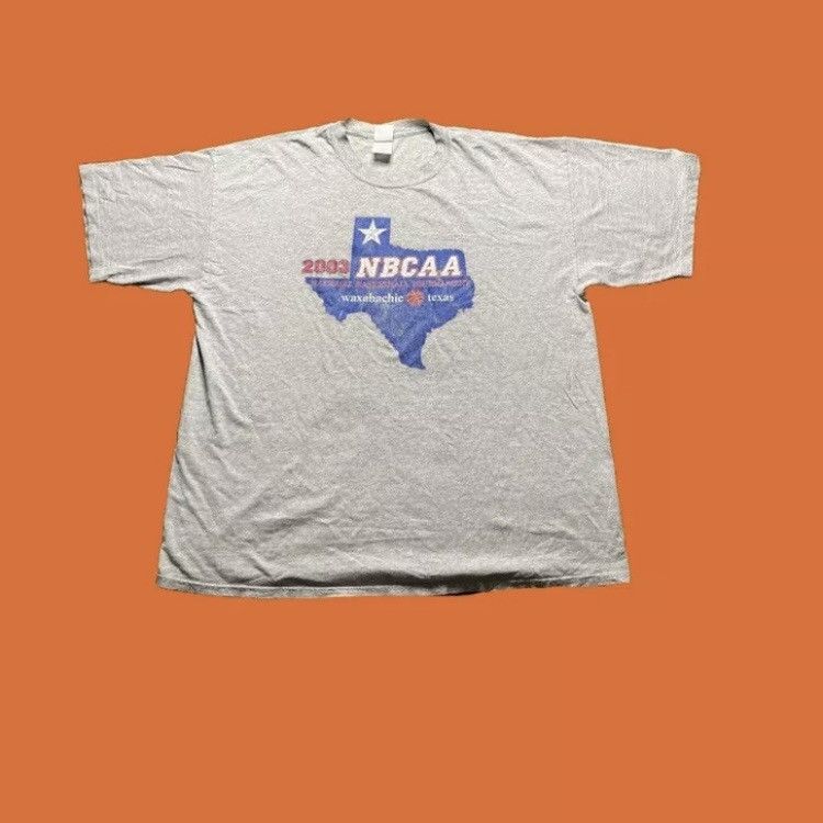 Gildan × NCAA VTG NBCAA 2003 Tournament Waxahachie Texas T Shirt Size US XXL / EU 58 / 5 - 1 Thumbnail