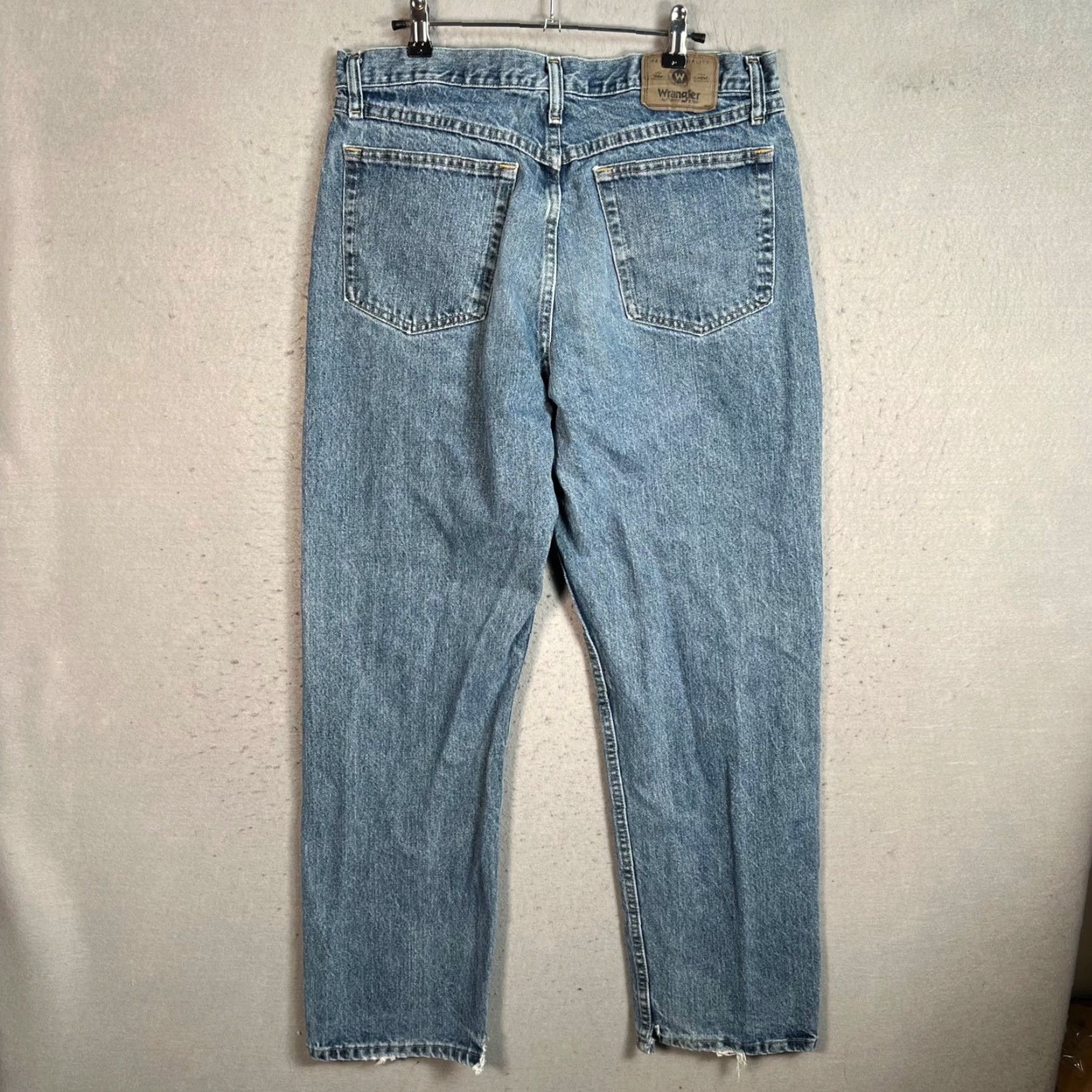 Wrangler Wrangler Mens 33 x 32 Relaxed Fit Straight Leg Blue Denim Jeans Shirt? Size US 33 - 2 Thumbnail