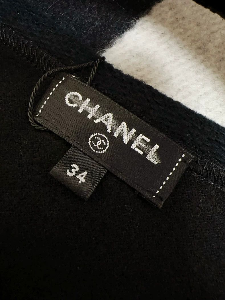 Chanel Chanel Black V-neck flower embroidery short sleeves Size XXS / US 00 / IT 34 - 5 Thumbnail