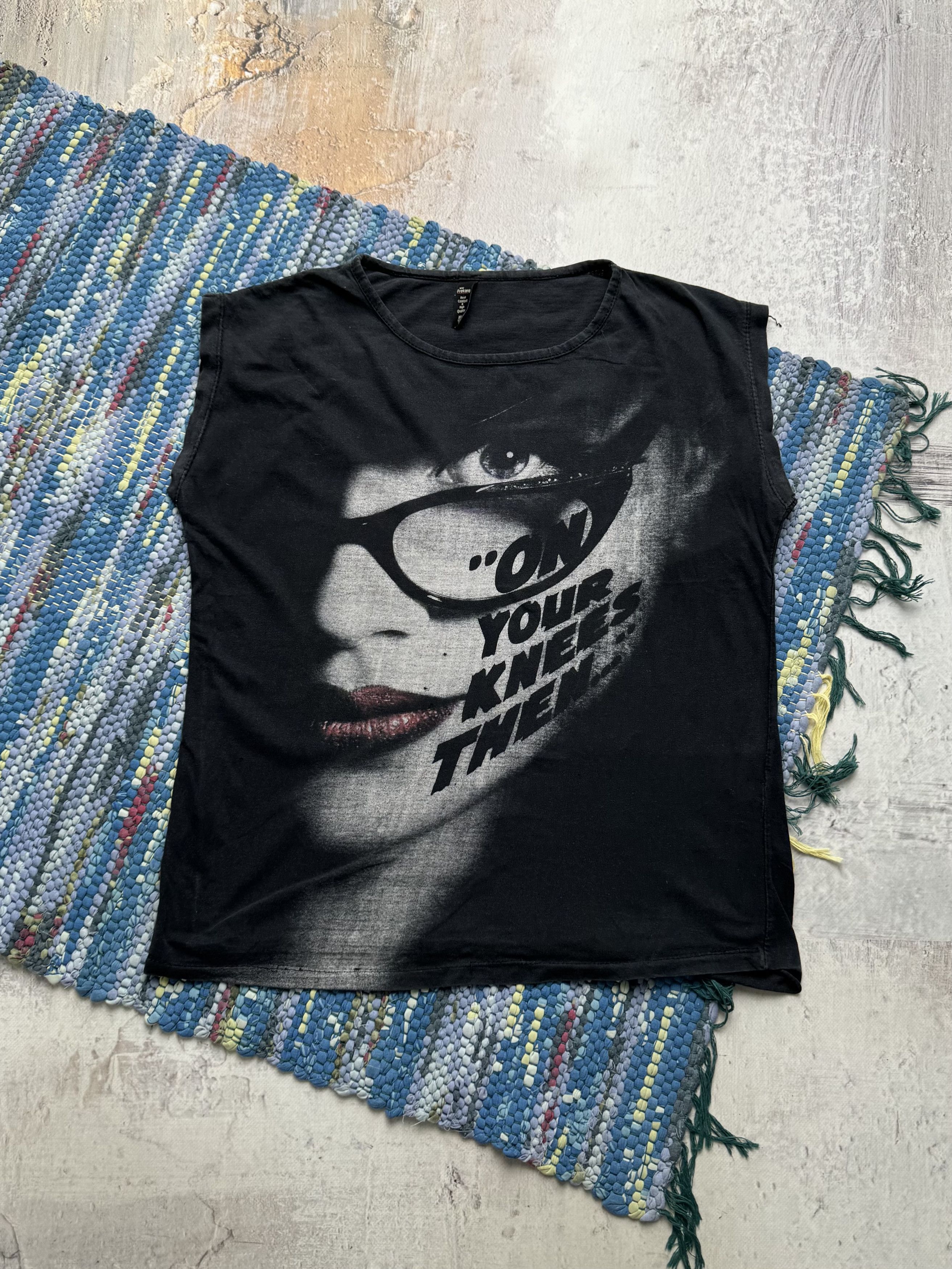 Vintage Vintage Graphic T Shirt Face Print Y2K Streetwear Size L / US 10 / IT 46 - 1 Thumbnail
