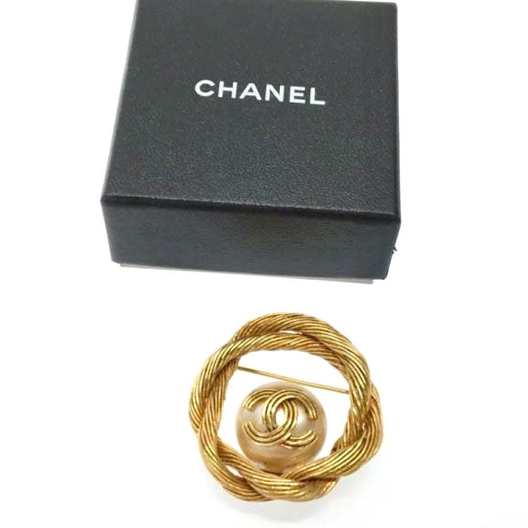 Chanel Vintage Chanel gold tone twisted frame brooch with cc Size ONE SIZE - 3 Thumbnail