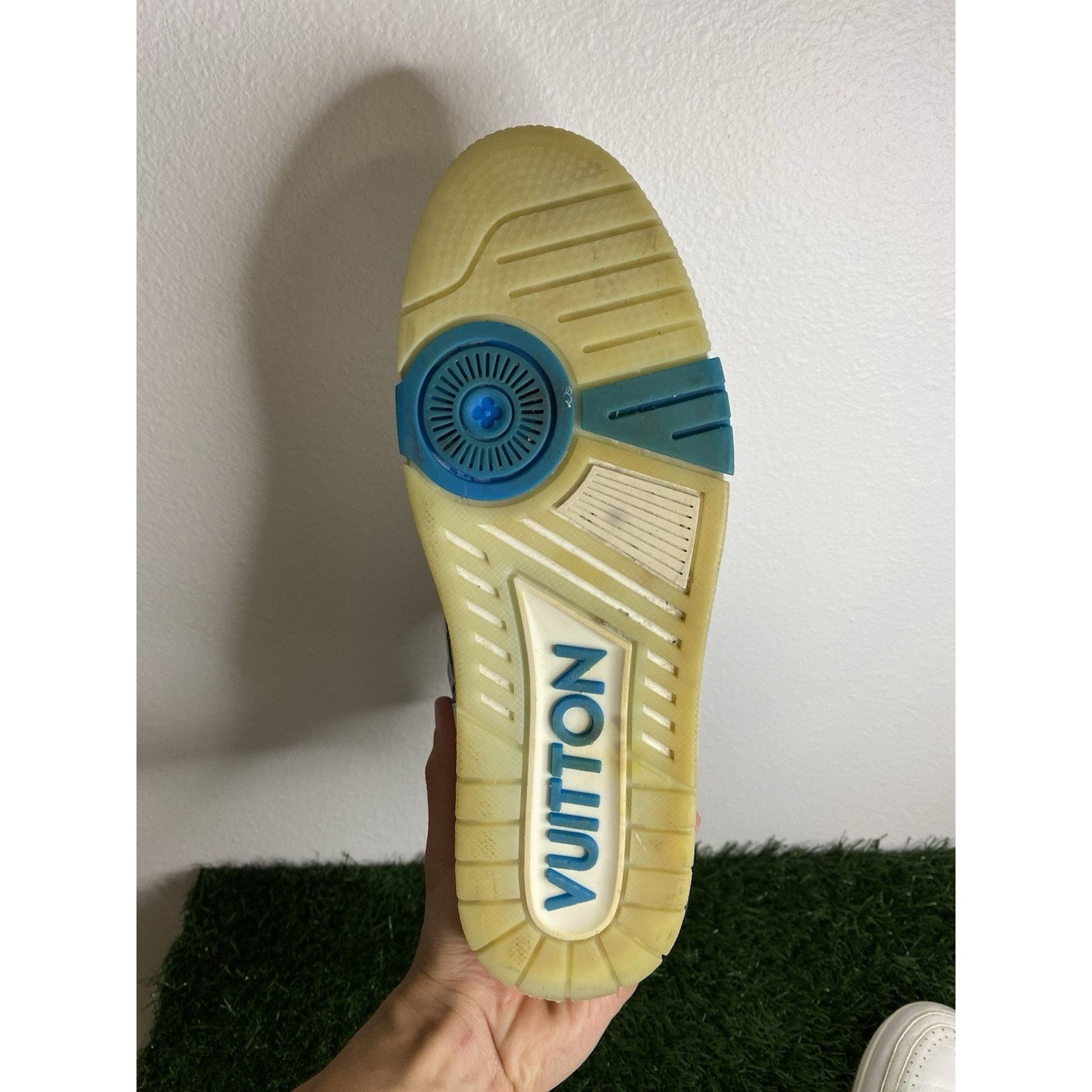 Louis Vuitton Louis Vuitton Trainer “AZUR” | Size 9 LV Size US 10 / EU 43 - 15 Thumbnail
