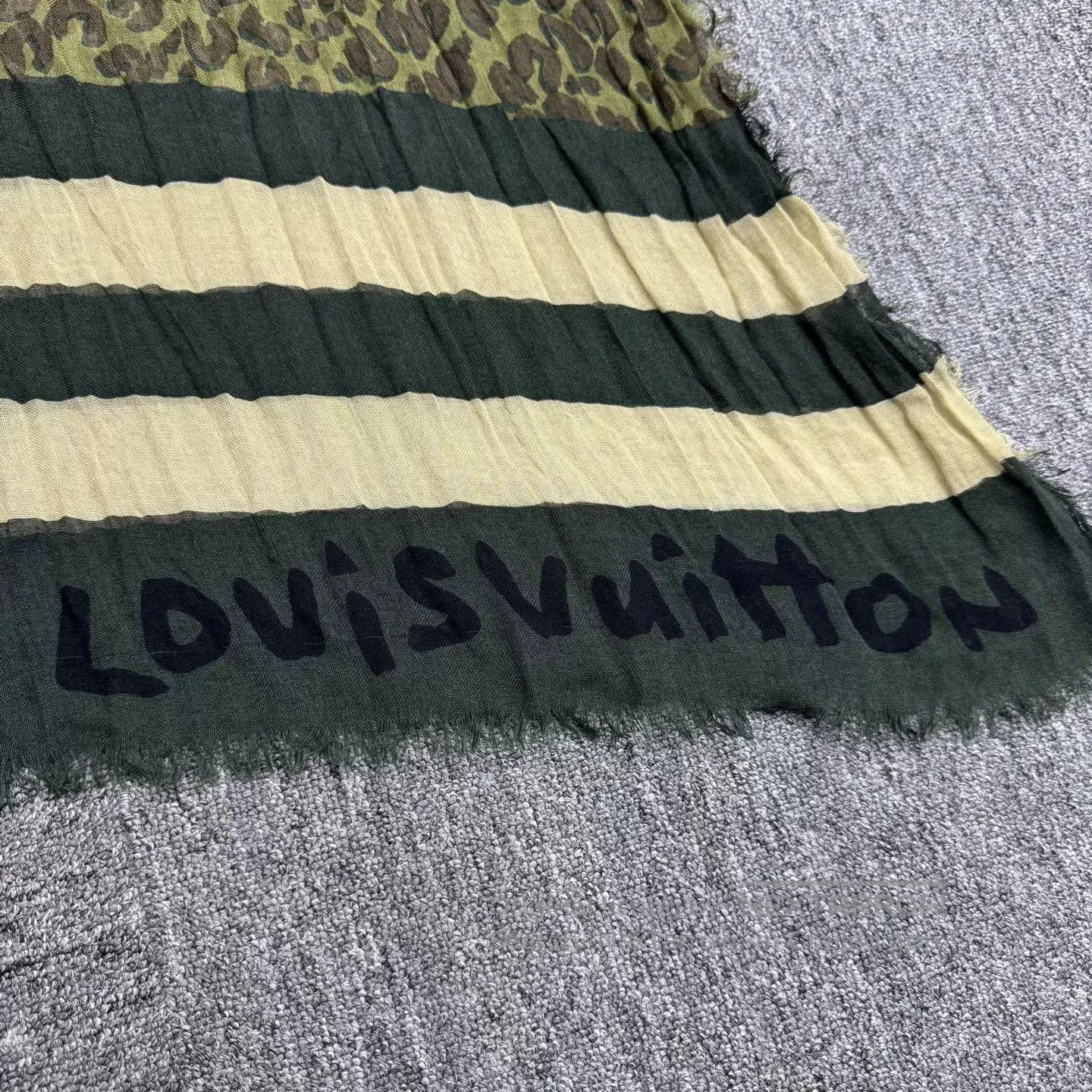 Louis Vuitton Louis Vuitton Leopard Print Scarf. Size ONE SIZE - 2 Thumbnail