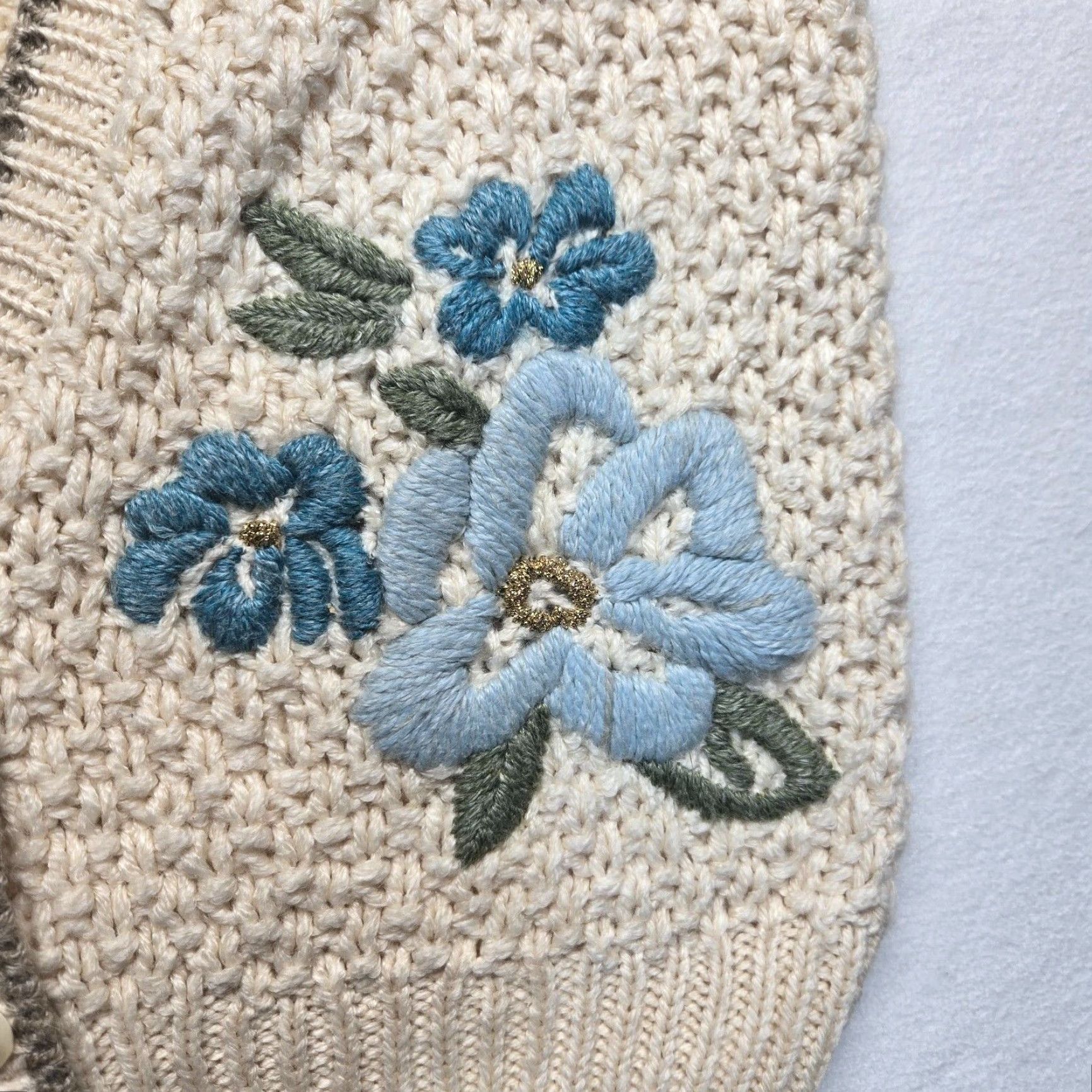 Vintage VINTAGE Designers Originals Tan Sweater Vest Brown Floral Crochet Hem Adult Women Medium Vest Size M / US 6-8 / IT 42-44 - 2 Thumbnail