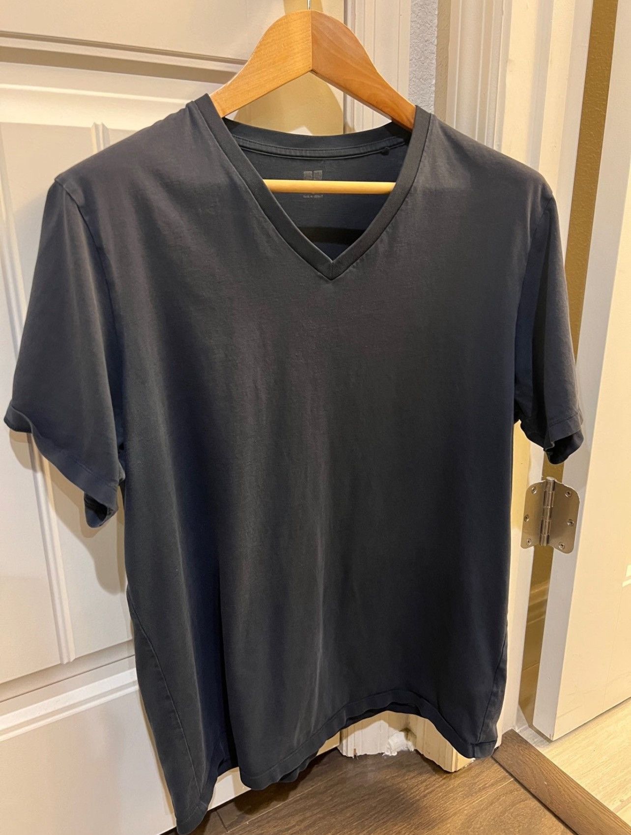 Uniqlo Uniqlo Navy V-Neck Short Sleeve Tee - Men's Size Large Size US L / EU 52-54 / 3 - 2 Thumbnail