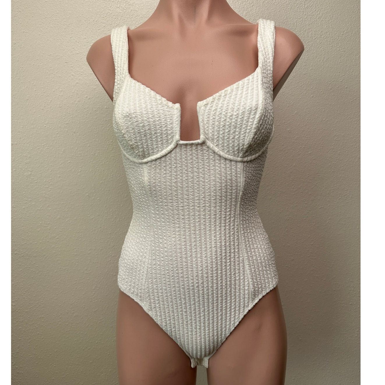 ASTR The Label ASTR The Label Off White Textured Seersucker Bodysuit XS Size XS / US 0-2 / IT 36-38 - 1 Thumbnail