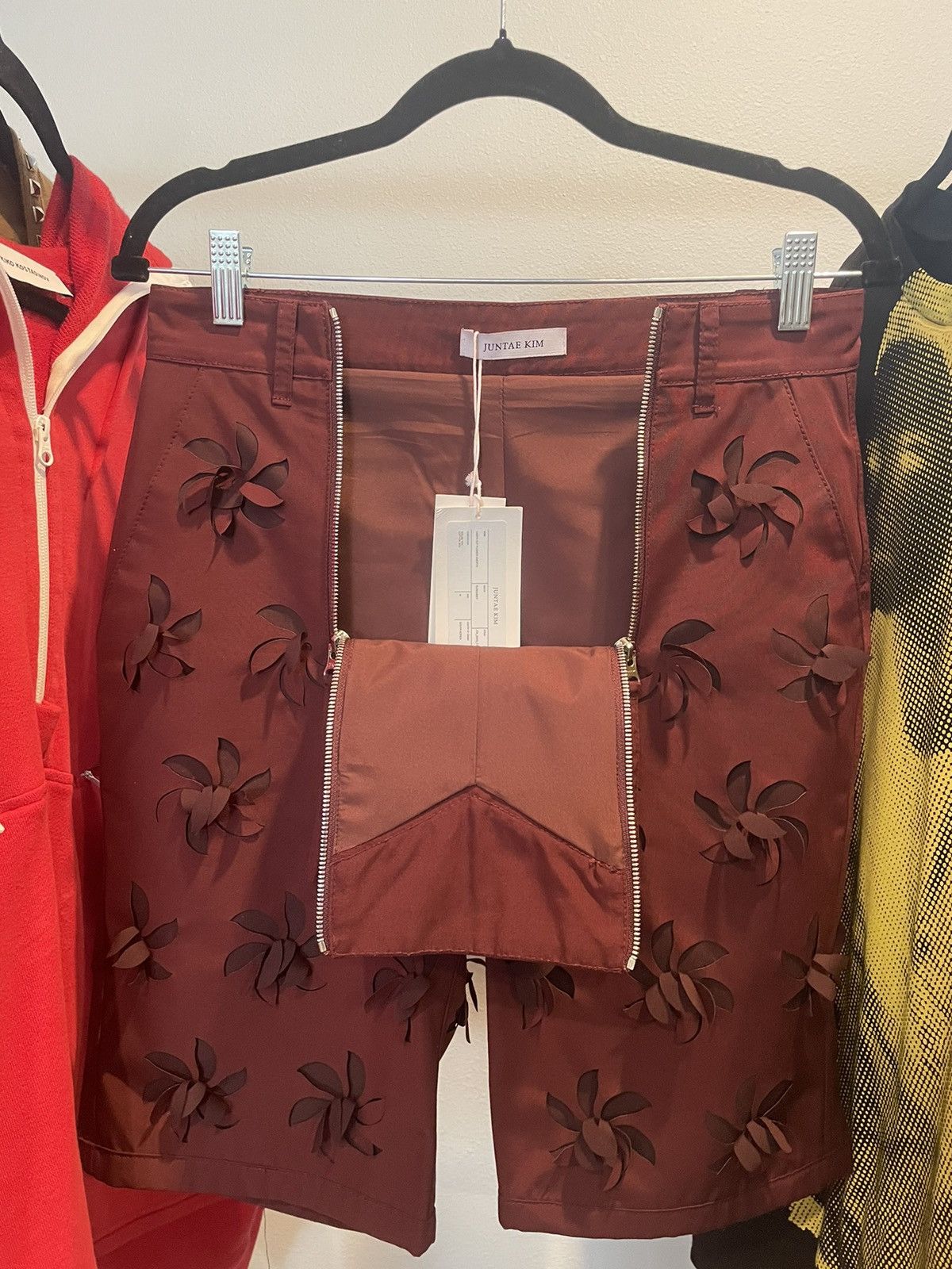 Juntae Kim JUNTAE KIM Red Floral-appliqué 🌺Bermuda Shorts Size US 30 / EU 46 - 2 Thumbnail