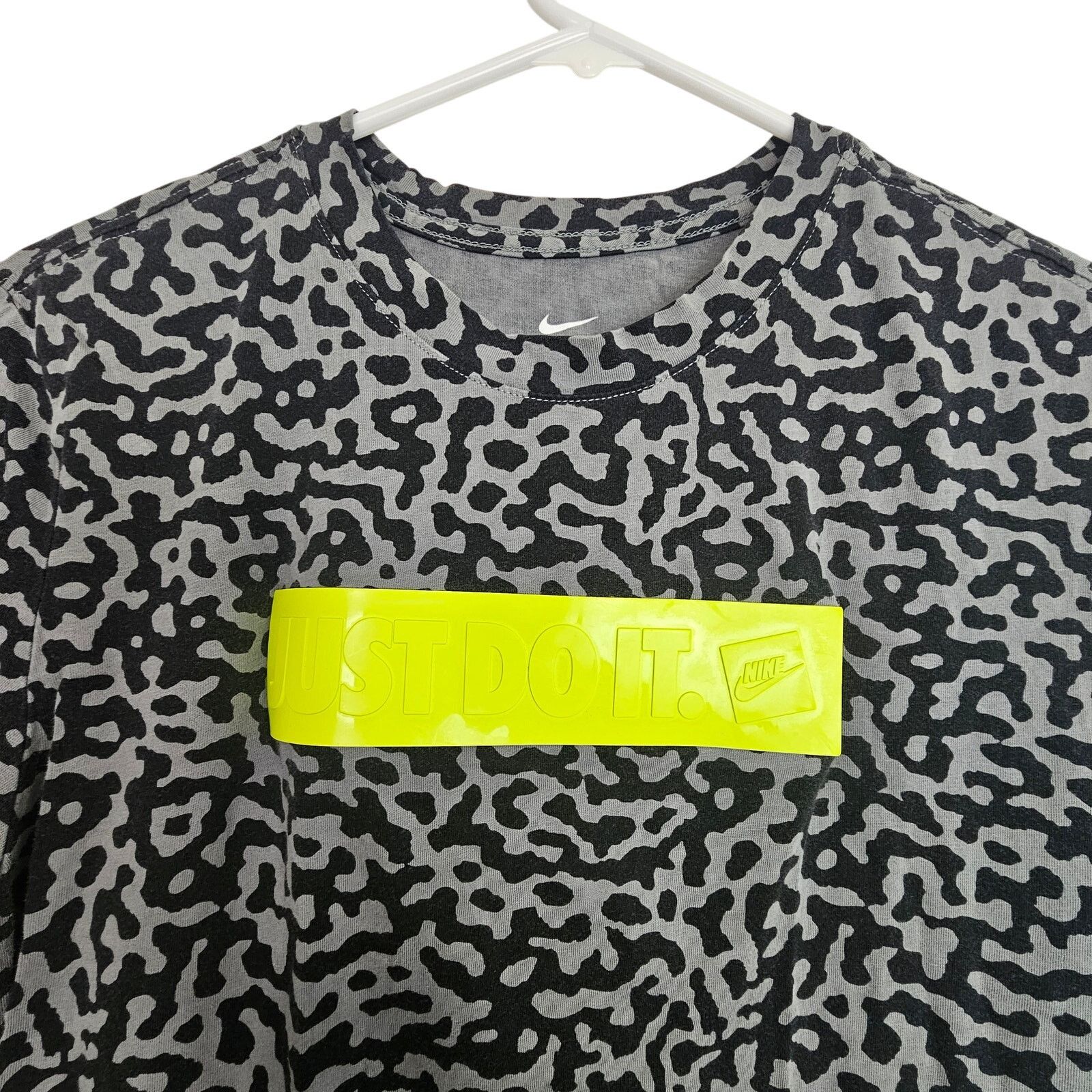 Nike Nike Mens Animal Print Rubber Box Logo Patch Tee Sz S Sports Size US S / EU 44-46 / 1 - 2 Thumbnail
