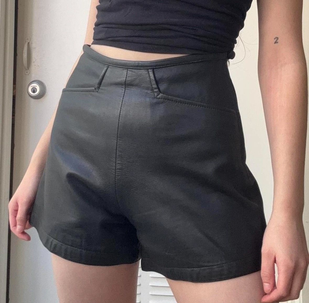 Vintage TRU VTG 80s BIKERCORE LEATHER SHORTS Size 26" / US 2 / IT 38 - 1 Thumbnail