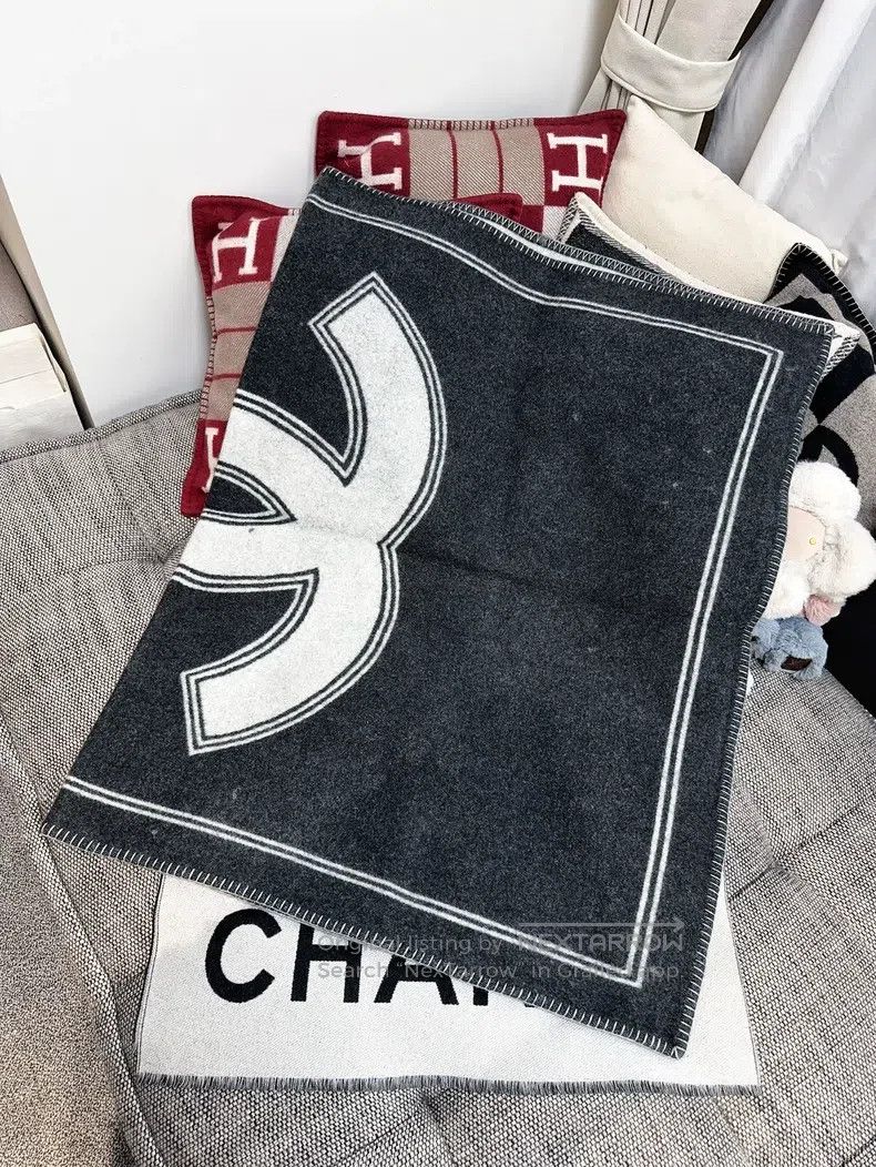 Chanel Chanel 21B Classic Double C Logo Double-sided Cashmere Bla Size ONE SIZE - 2 Thumbnail
