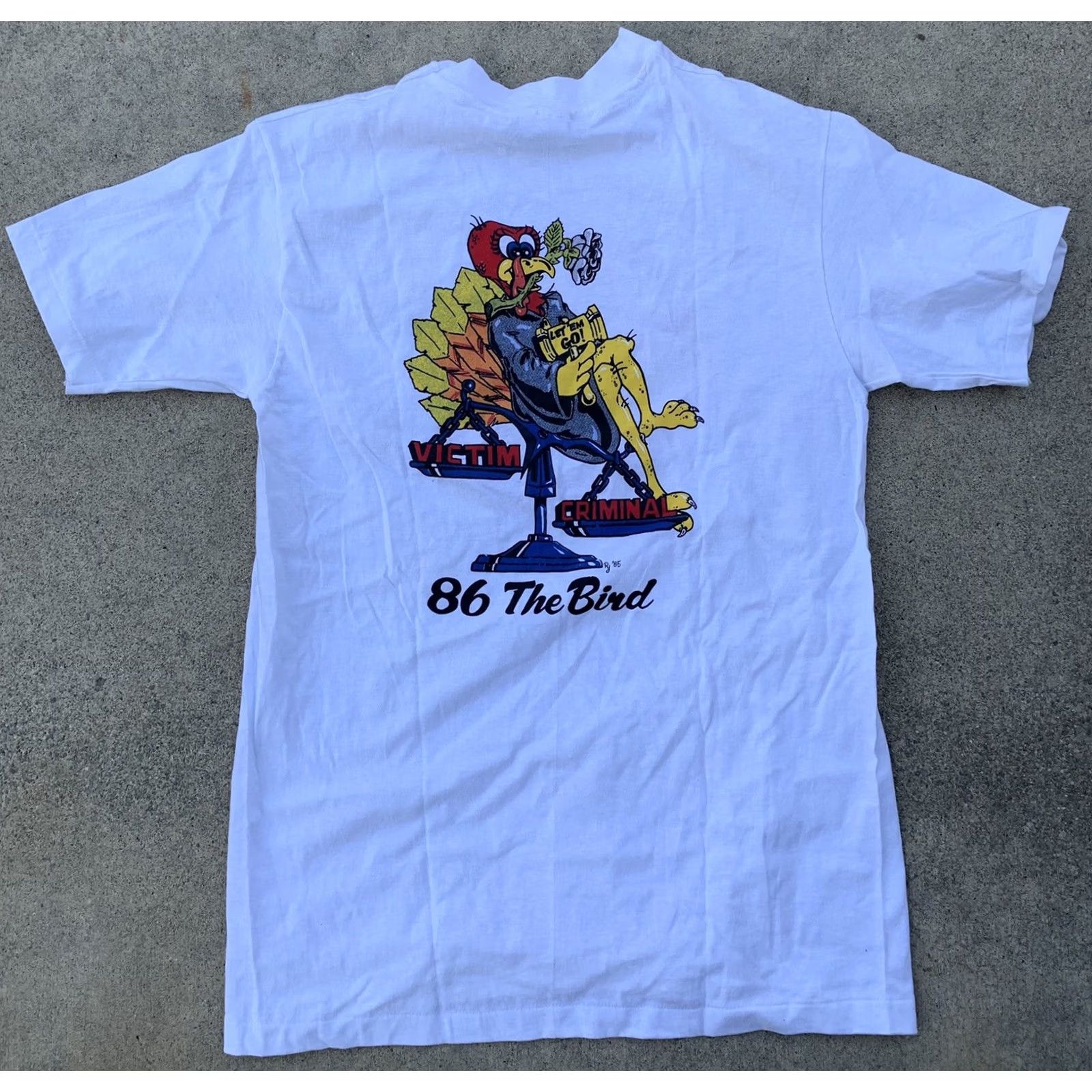 Hanes VINTAGE Hanes 86 The Bird Nov. ‘86 LET ‘EM GO! VICTIM CRIMINAL T Shirt M White 100% Cotton Short Sleeve Graphic Tee Mens Vintage 1980s Size US M / EU 48-50 / 2 - 6 Thumbnail