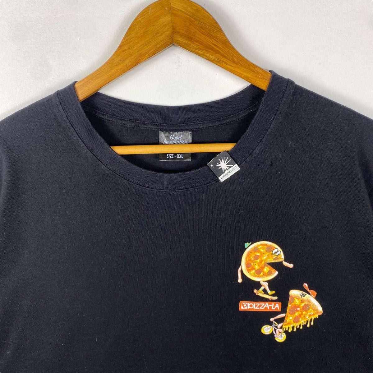 GU × Maison MIHARA YASUHIRO GU xMIHARAYASUHIRO Good Inspiration Pizza-La Tee Shirt Size US XL / EU 56 / 4 - 2 Thumbnail