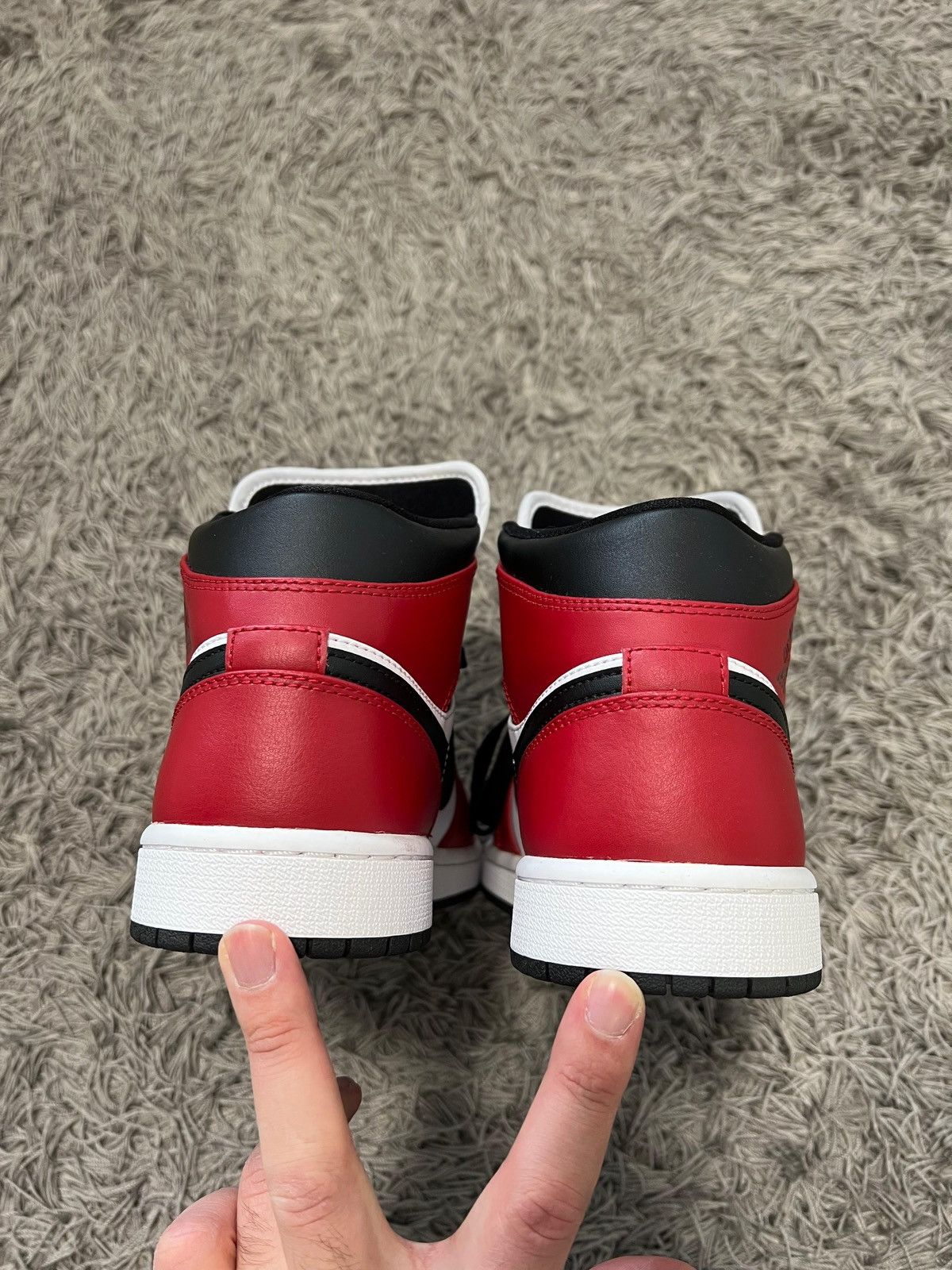 Nike Jordan 1 Mid Chicago toe Size US 9 / EU 42 - 4 Thumbnail