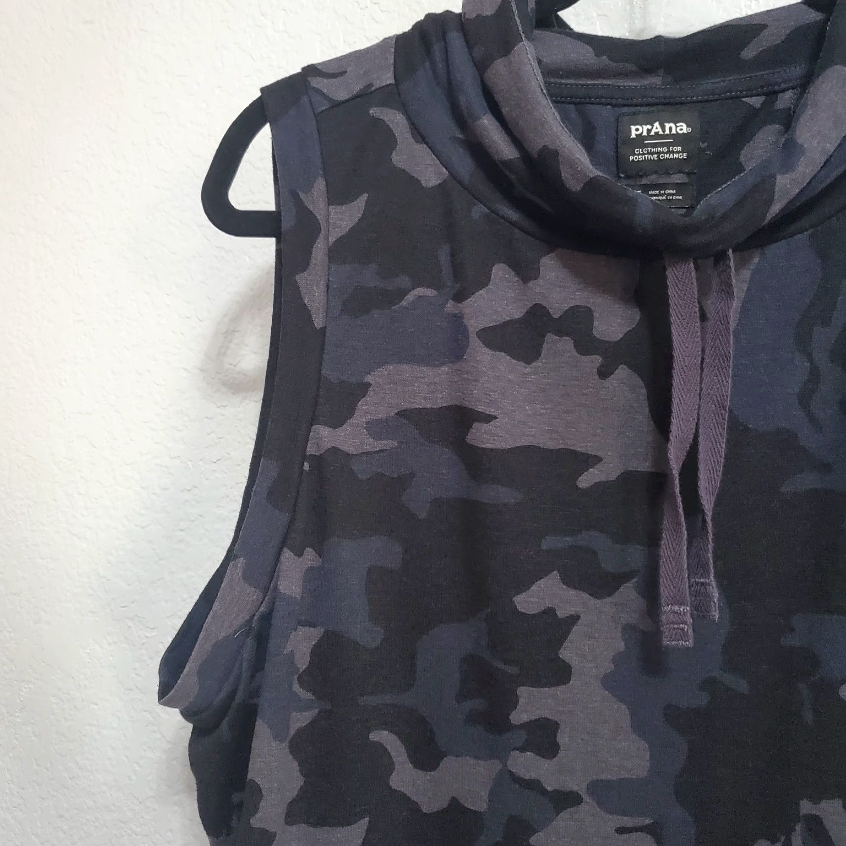 Prana VINTAGE prAna Tank Top Women XL Blue Camo Cozy Up Barmsee Hemp Blend Cowl Neck Active Size XL / US 12-14 / IT 48-50 - 5 Thumbnail
