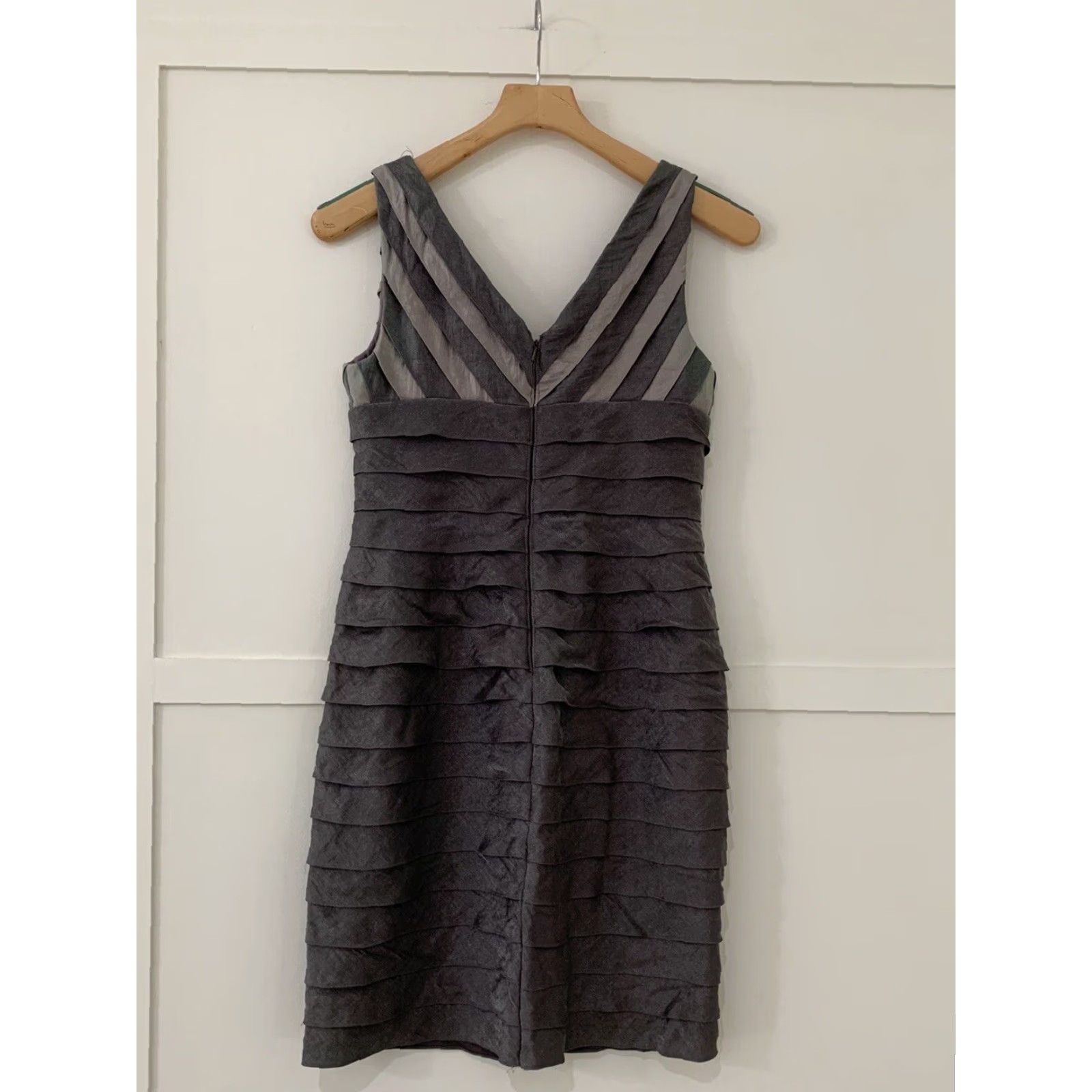 Adrianna Papell ADRIANNA PAPELL Dress Size 6 Womens Layered Sleeveless Mini Gray V-Neck Party Size M / US 6-8 / IT 42-44 - 2 Thumbnail