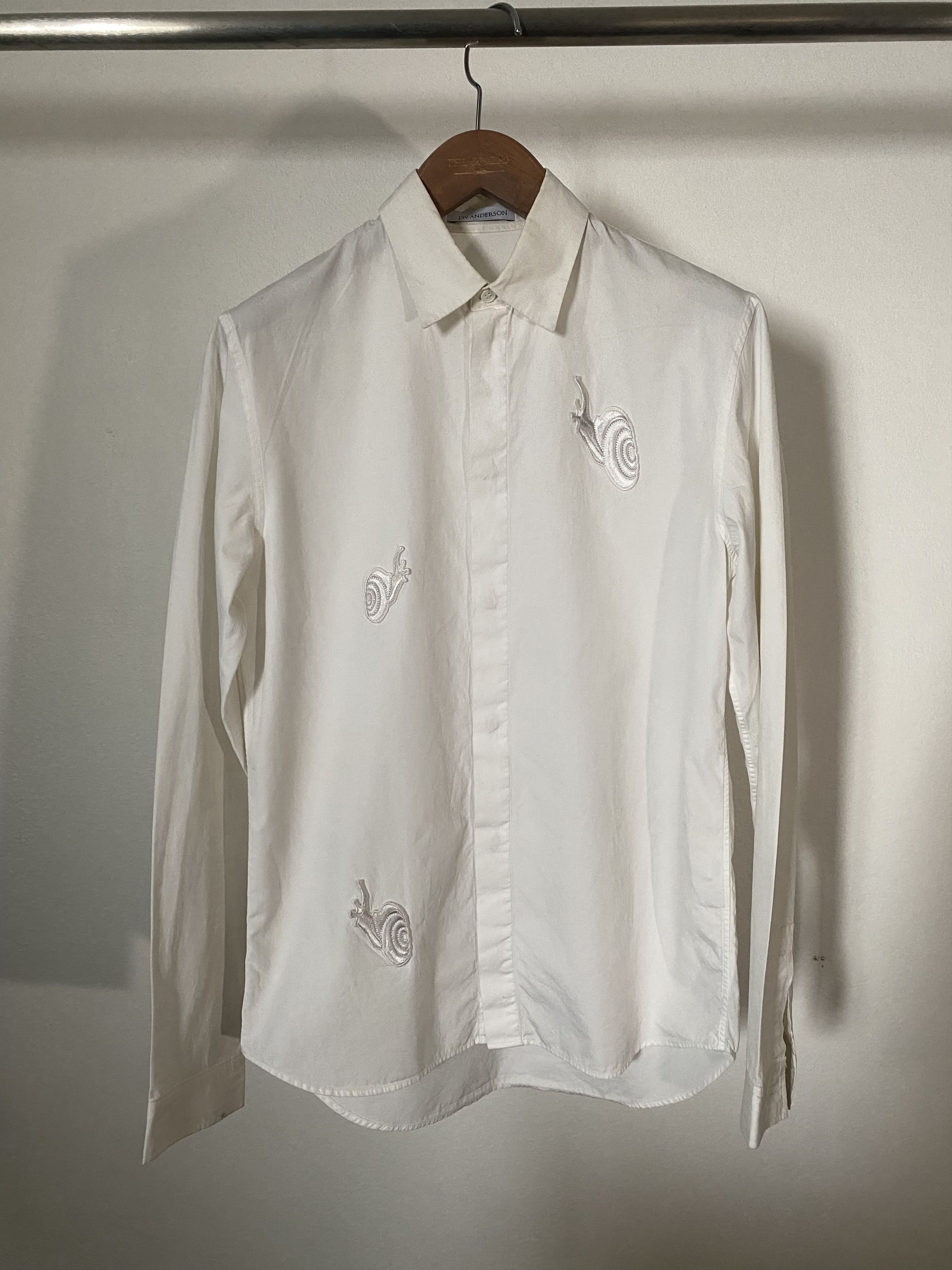 Snail patches shirt
