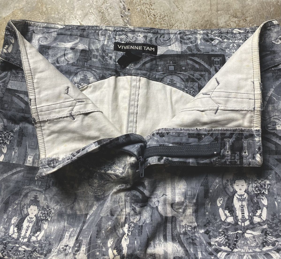 Vivienne Tam Vivienne Tam - 1990s Buddha Skirt Size 30" / US 8 / IT 44 - 9 Thumbnail