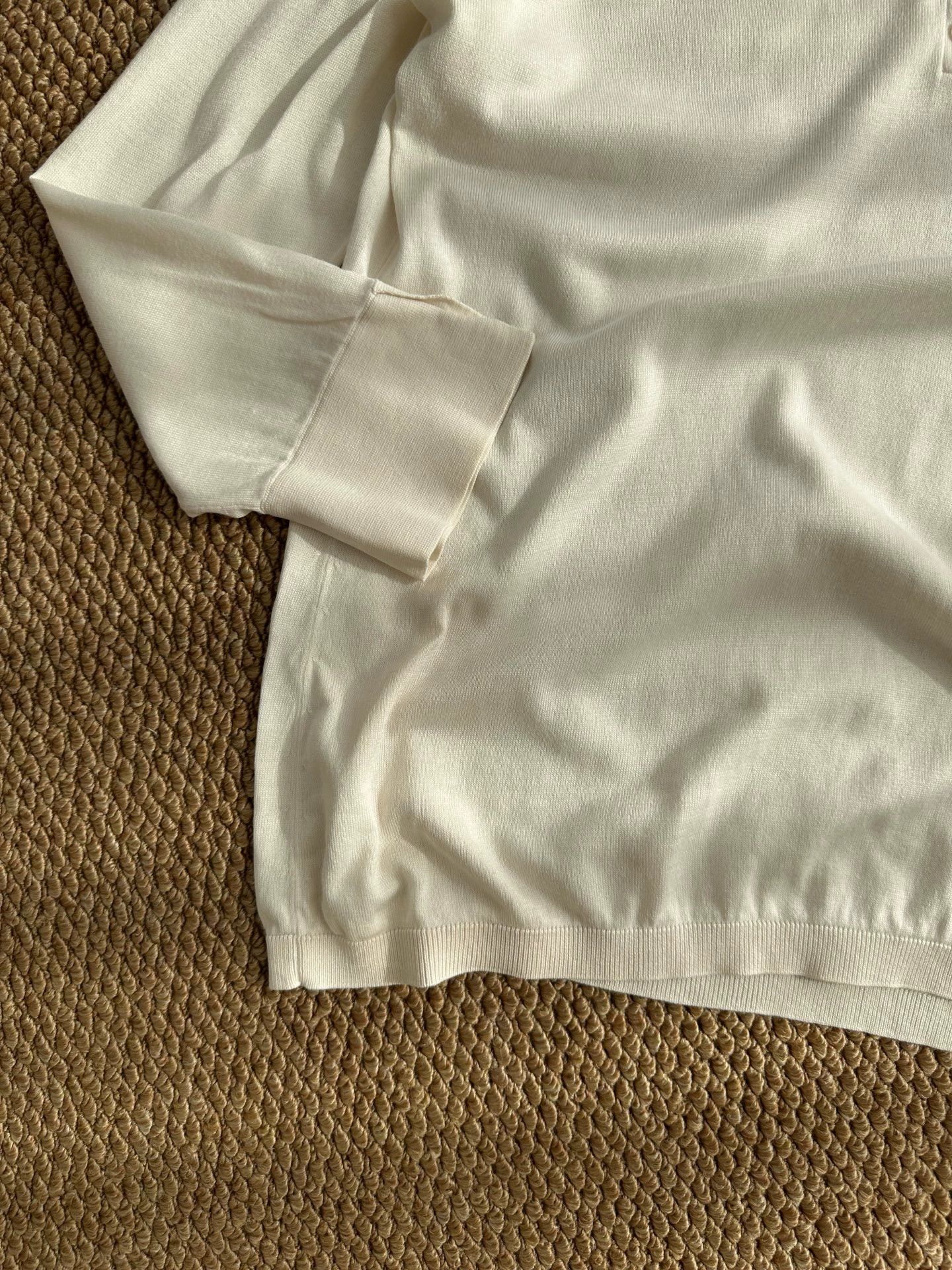 Loro Piana Loro Piana Silk V-neck Button Base Knit Wmns White M 99 Size M / US 6-8 / IT 42-44 - 4 Thumbnail