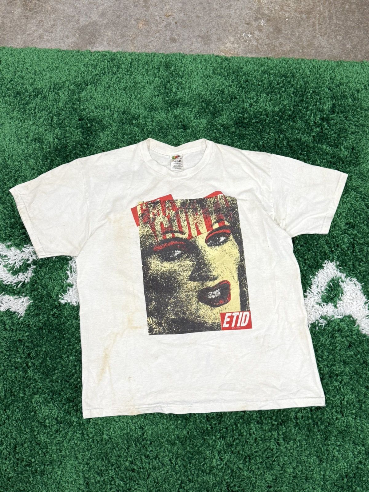 Vintage Vintage Destroyed Thrashed " Cunt " Tee White XL Obey ETID Size US XL / EU 56 / 4 - 1 Thumbnail