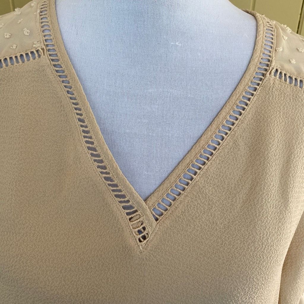 Express Express women M tan Longsleeve semi sheer textured print blo Size M / US 6-8 / IT 42-44 - 2 Thumbnail