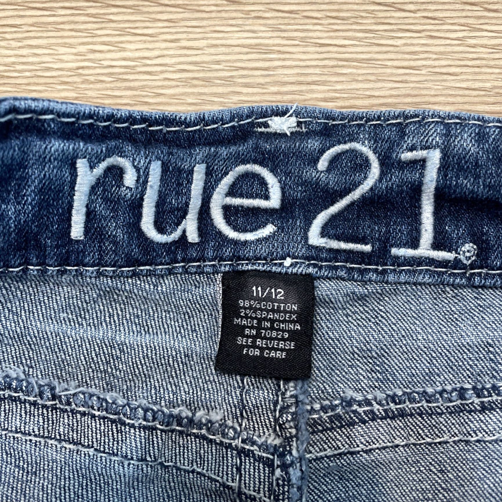 Vintage VINTAGE Rue 21 Womens Capri Jeans Low Rise Distressed Blue Denim Size 11/12 Size 32" / US 10 / IT 46 - 2 Thumbnail