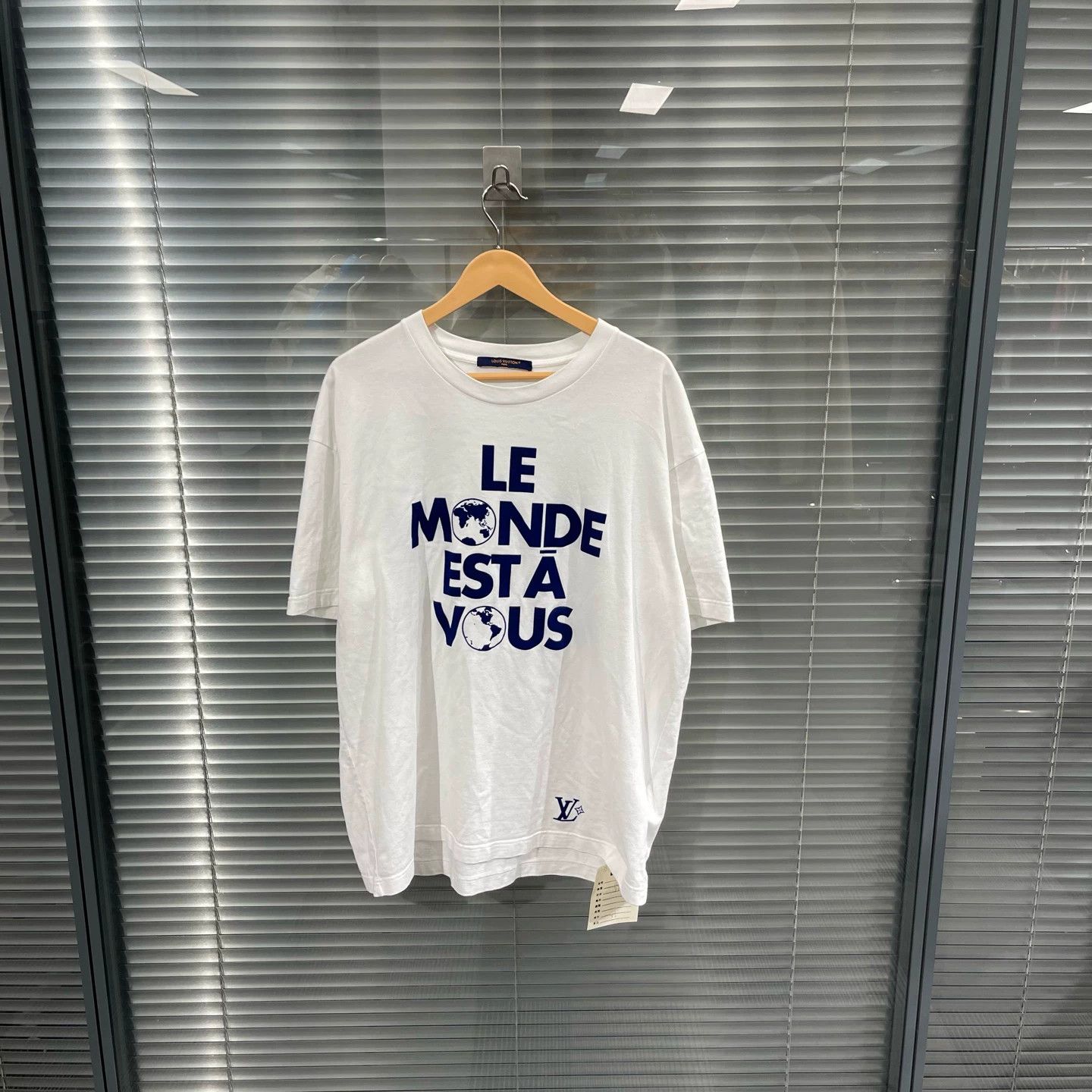 Louis Vuitton LV 25ss Men's White Logo Print SS XL 99N Size US XL / EU 56 / 4 - 1 Thumbnail
