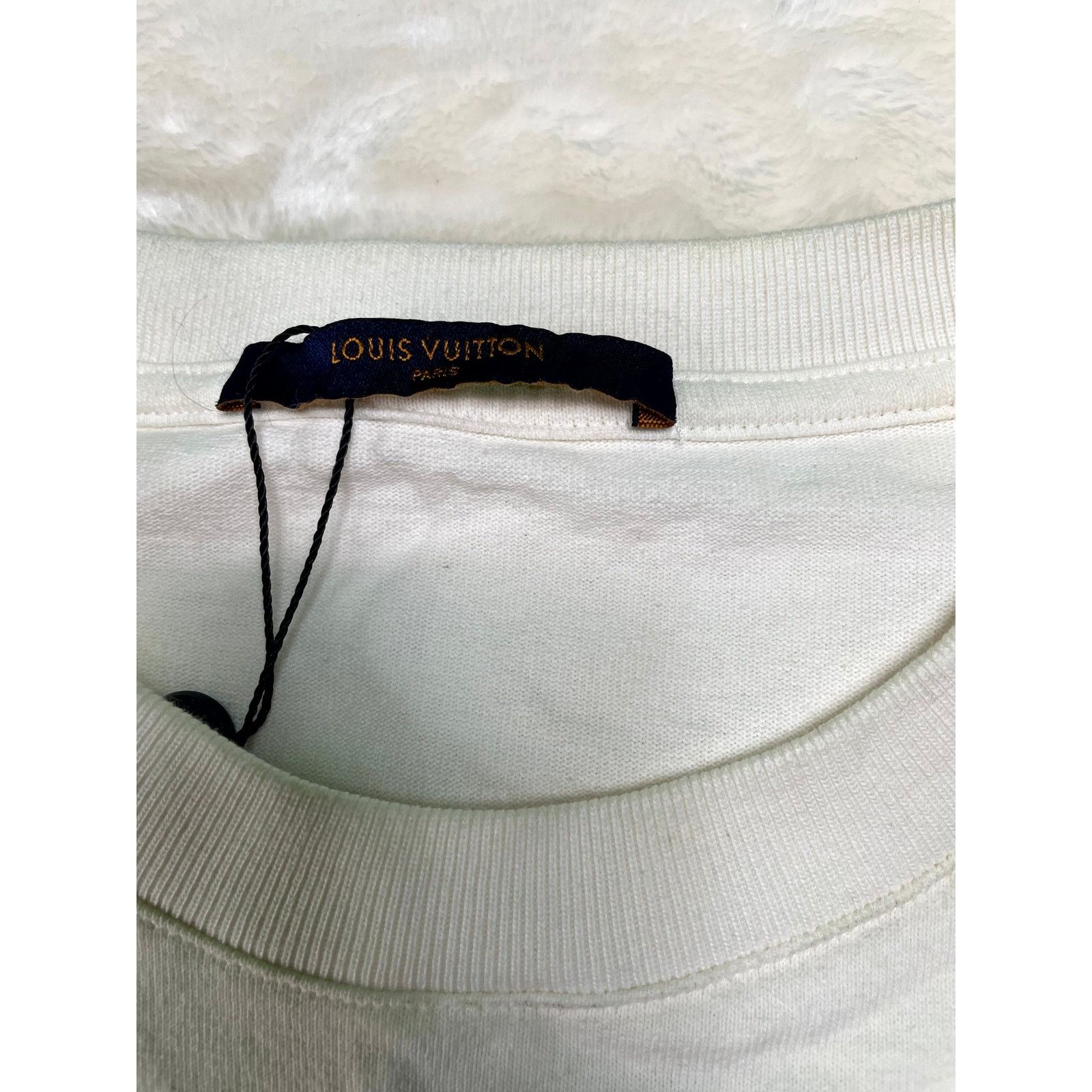 Louis Vuitton Louis Vuitton Smoke Logo White Tee Size US L / EU 52-54 / 3 - 3 Thumbnail