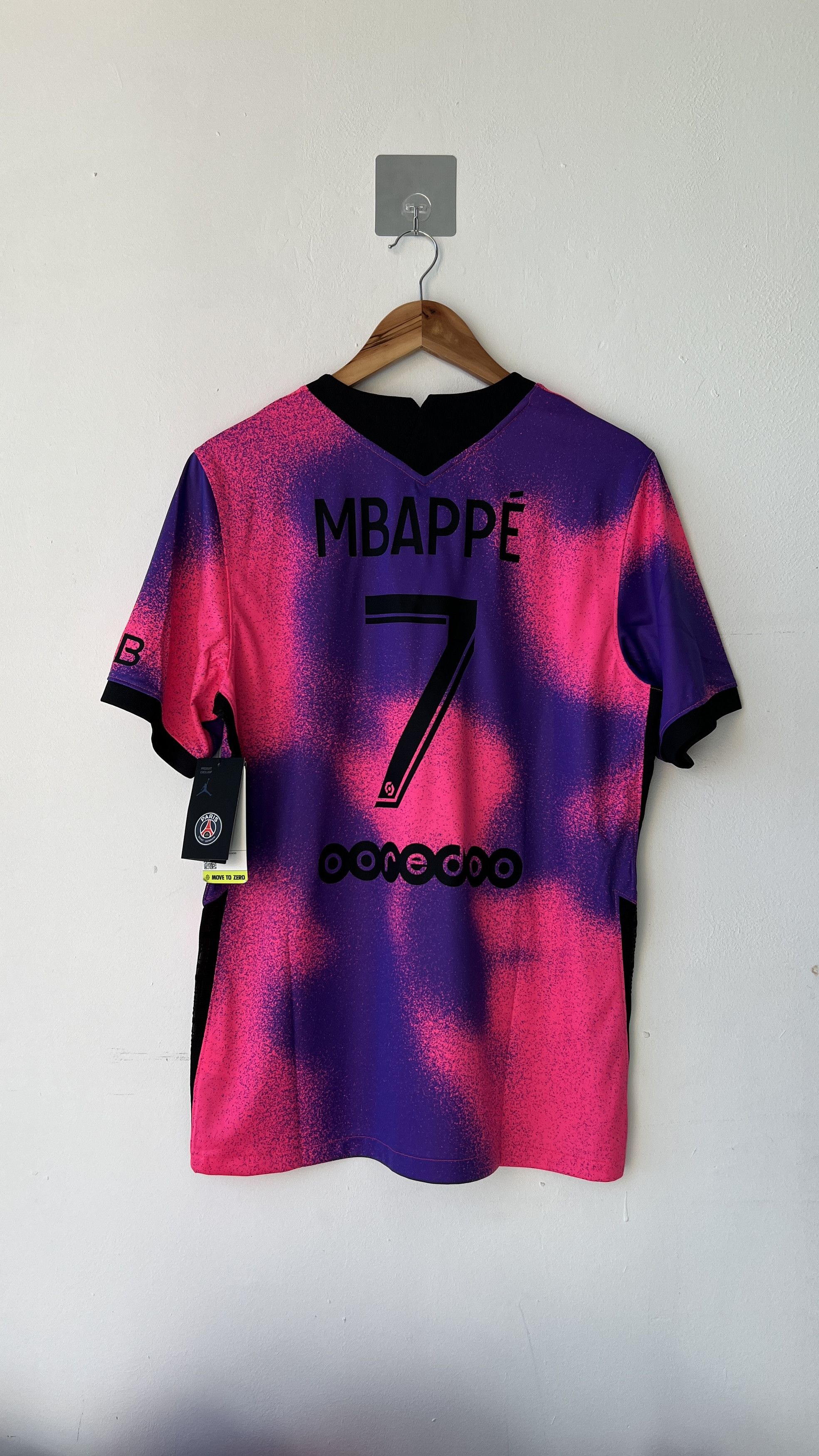 Nike (M) PSG 2020-21 Fourth Shirt Mbappe #7 (Brand New) Kit Size US M / EU 48-50 / 2 - 1 Thumbnail