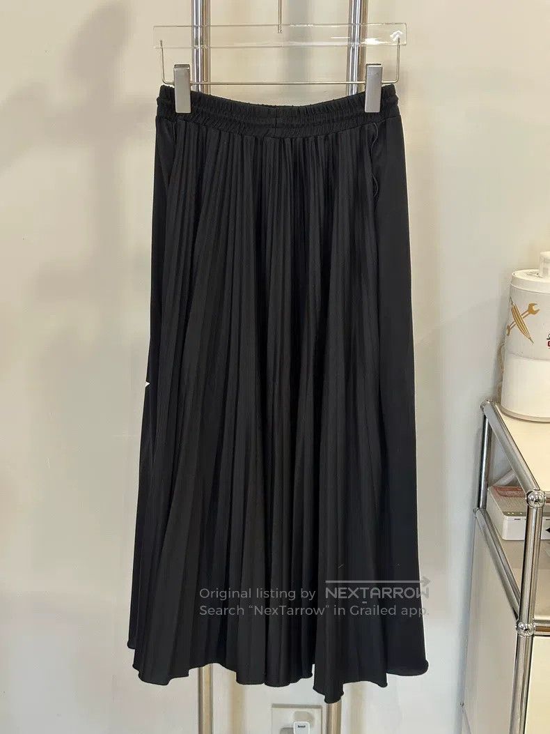 Valentino Valentino The long skirt is black Size S / US 4 / IT 40 - 6 Thumbnail
