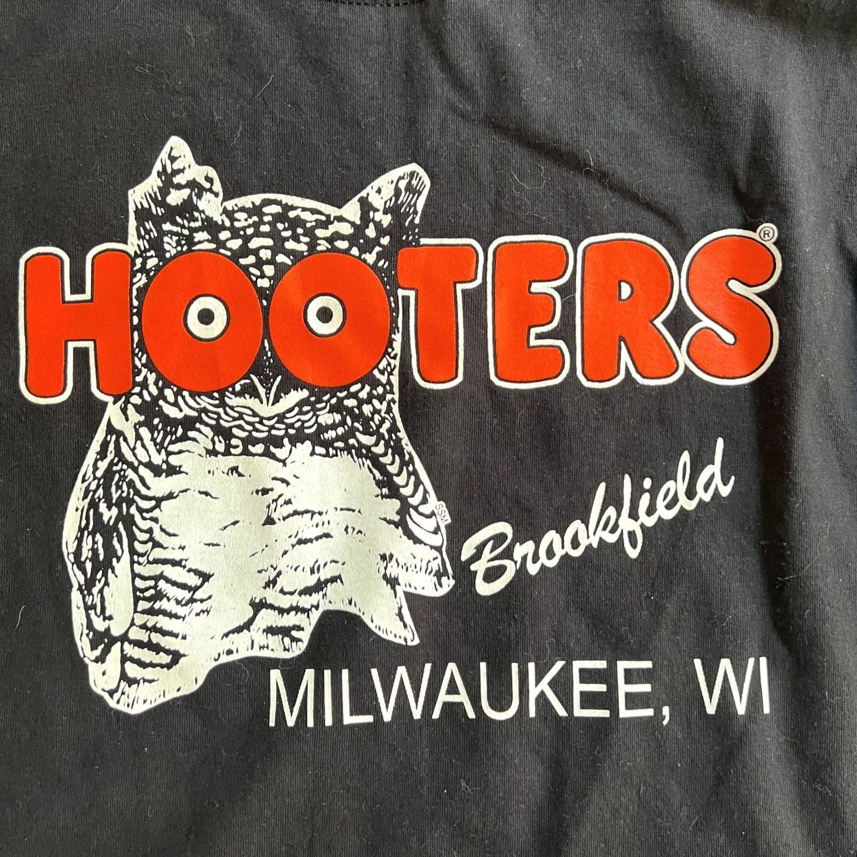 Delta Hooters Delta Shirt Mens XL Black Brookfield Milwaukee WI Graphic Tee T-Shirt Size US XL / EU 56 / 4 - 2 Thumbnail
