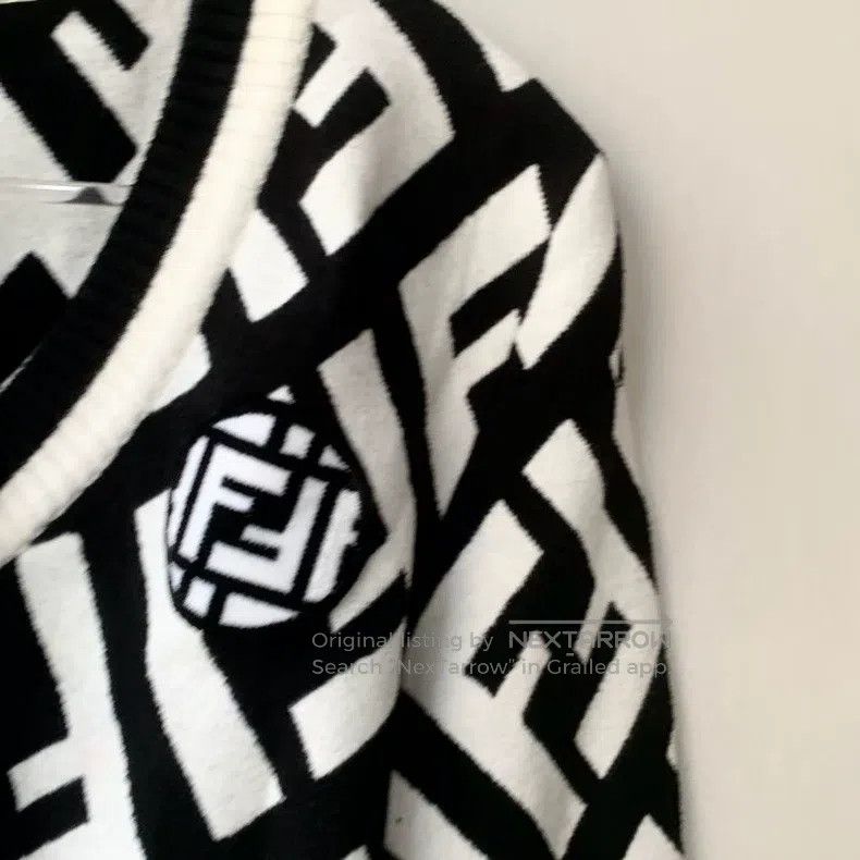 Fendi Fendi Black and White Old Flower Full-Print V-Neck Sweater Size XS / US 0-2 / IT 36-38 - 3 Thumbnail