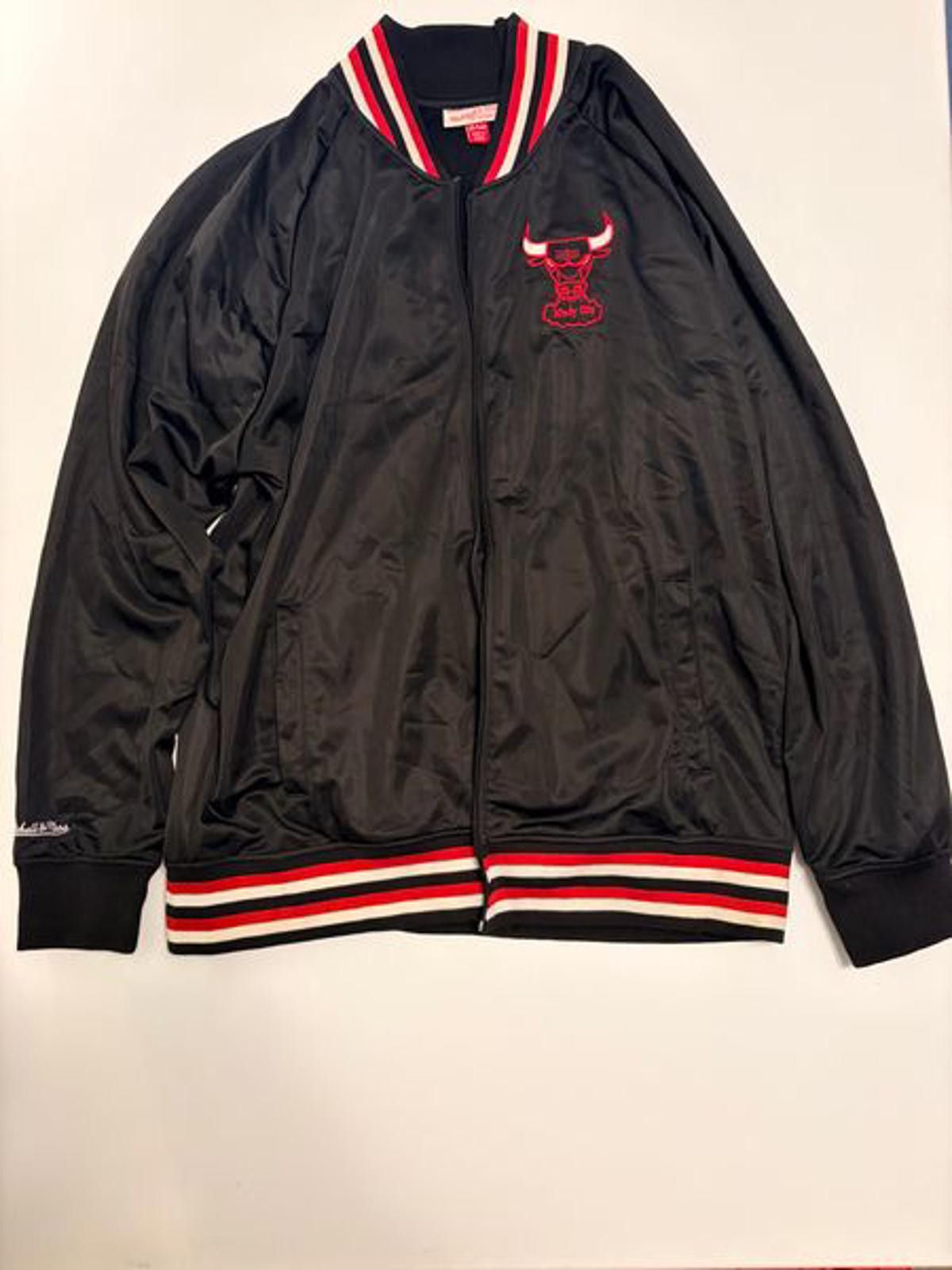 Mitchell & Ness Mitchell & Ness Chicago Bulls Varsity Jacket (Size 3XL) Size US XXL / EU 58 / 5 - 1 Thumbnail