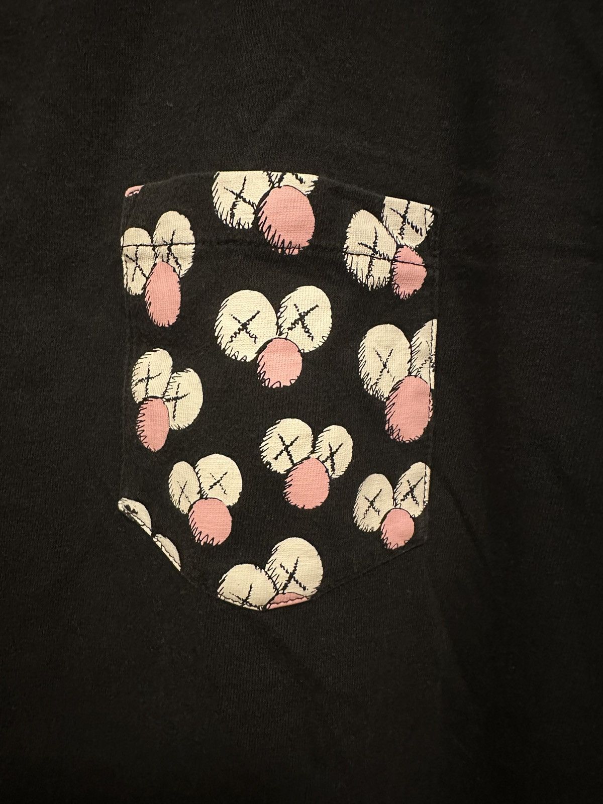 Kaws × Uniqlo KAWS Uniqlo Pocket Tee Size US M / EU 48-50 / 2 - 2 Thumbnail
