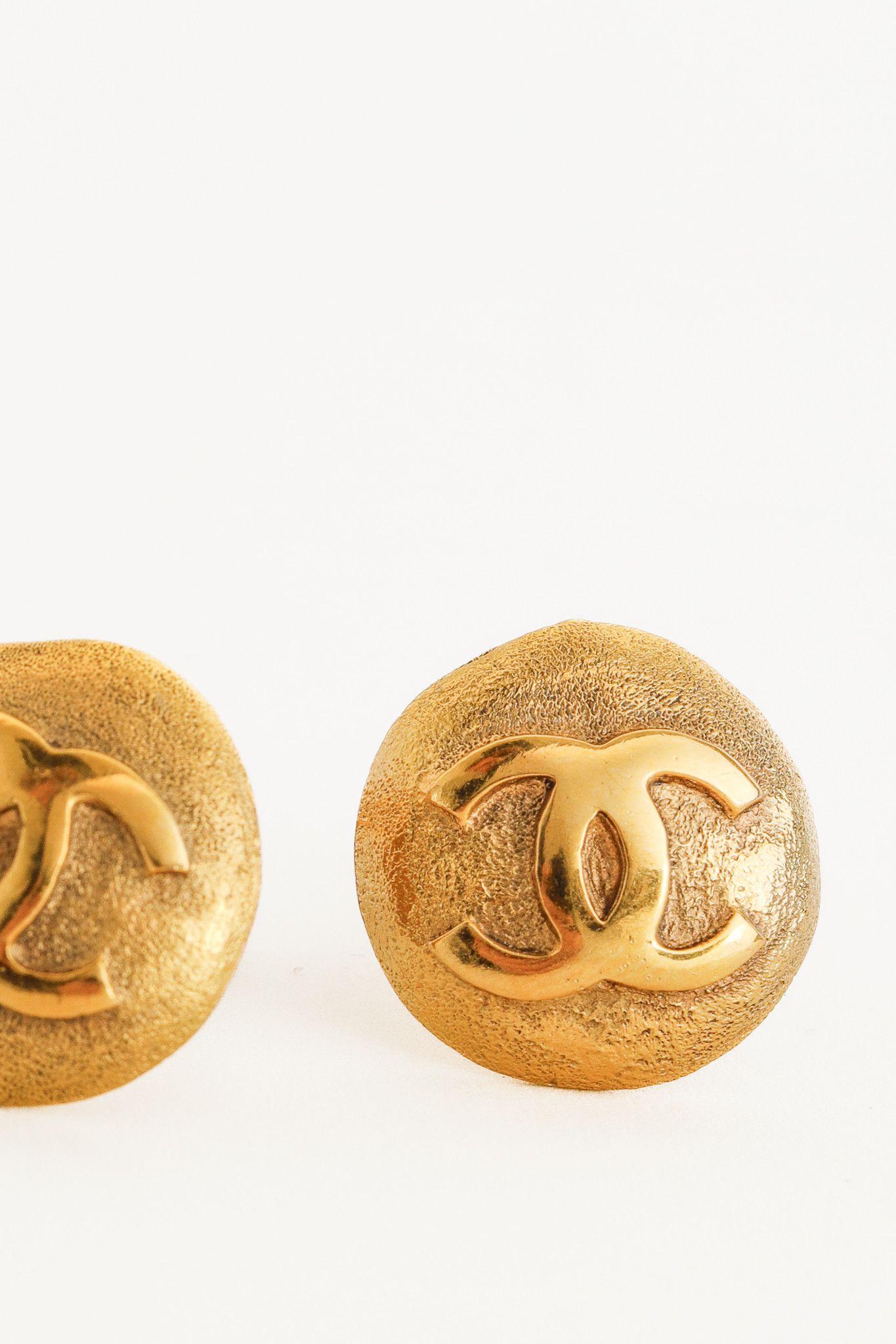 Chanel Chanel Gold-Tone Round Interlocking CC Clip-On Earrings Size ONE SIZE - 2 Thumbnail