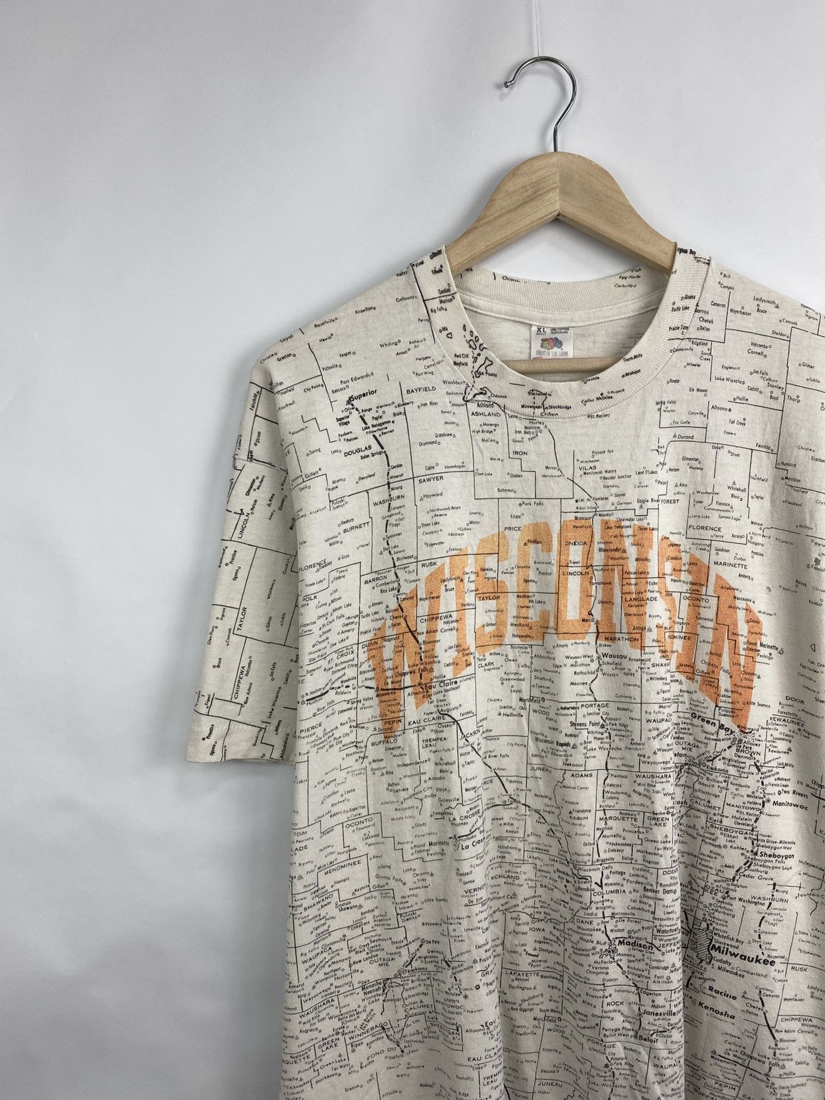 Fruit Of The Loom 🇺🇸 Vintage 90s Wisconsin All Over Print Graphic T-Shirt Rare Size US XL / EU 56 / 4 - 2 Thumbnail