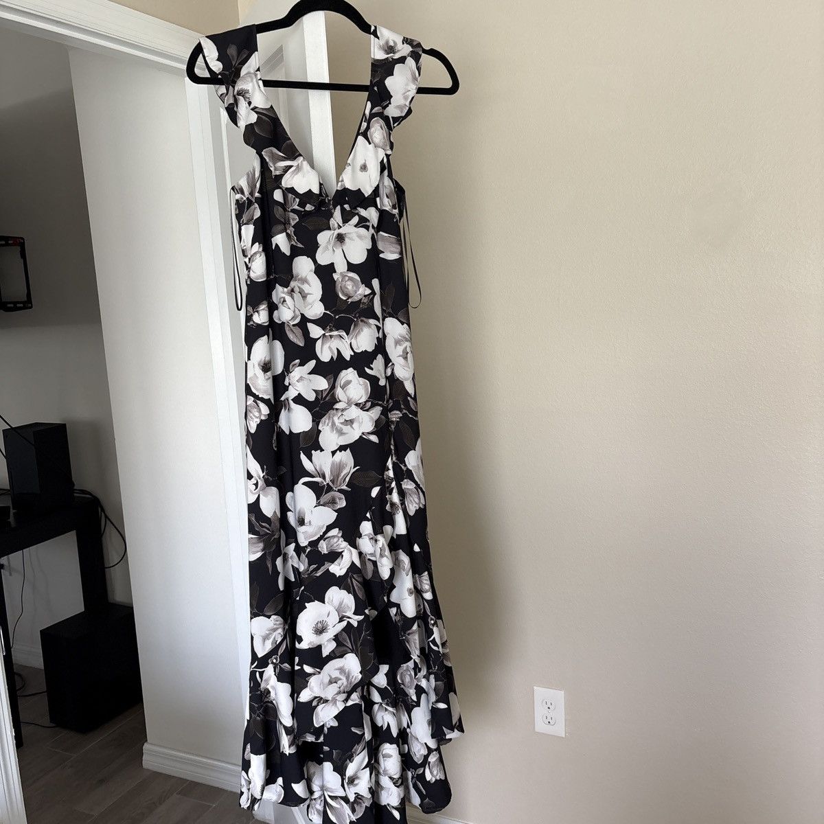 Express Monochromatic high-low dress with slit Size XS / US 0-2 / IT 36-38 - 1 Thumbnail