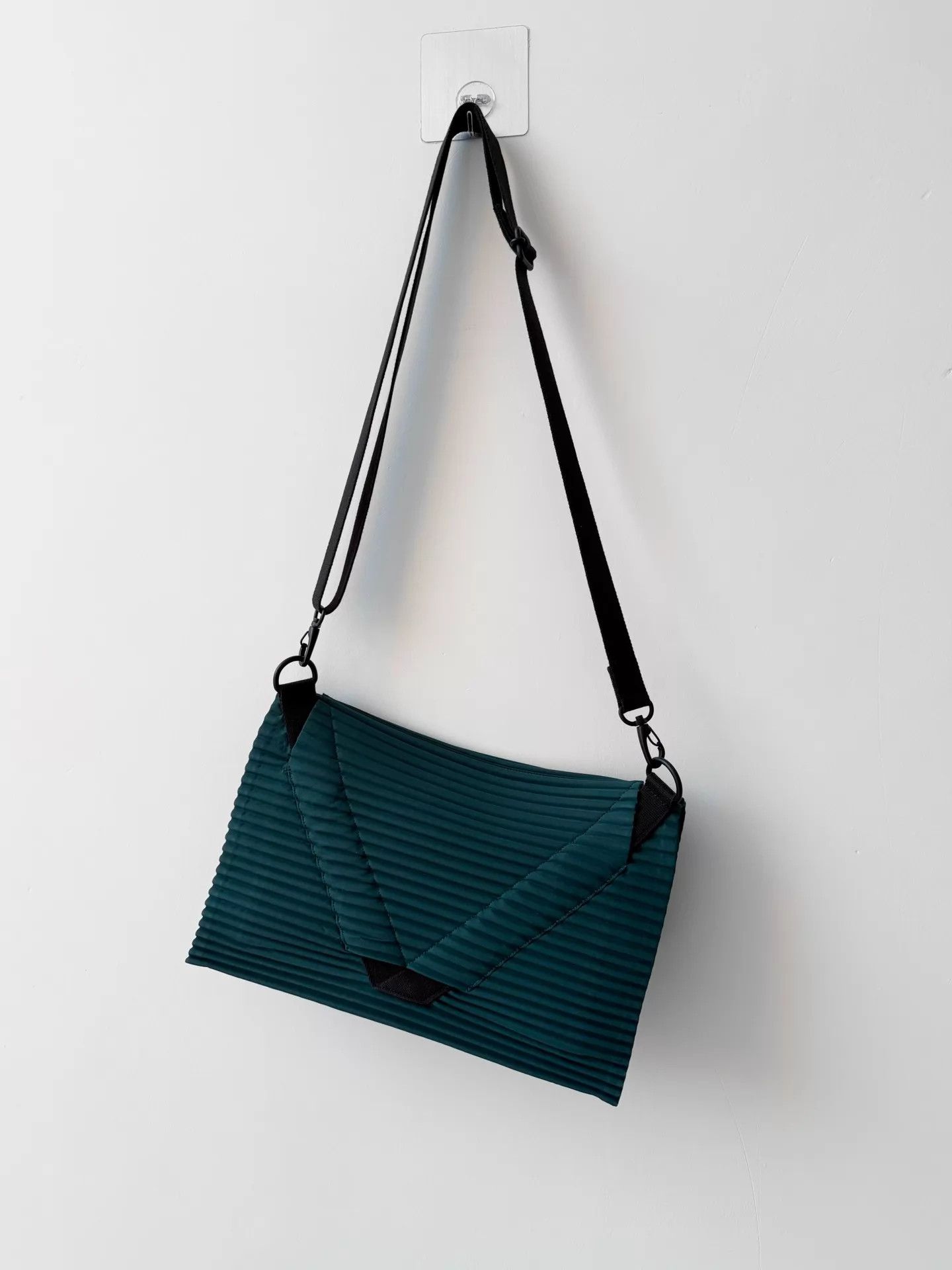 Issey Miyake HOMME PLISSÉ ISSEY MIYAKE HP96-AG521 Crossbody Bag Size ONE SIZE - 1 Thumbnail