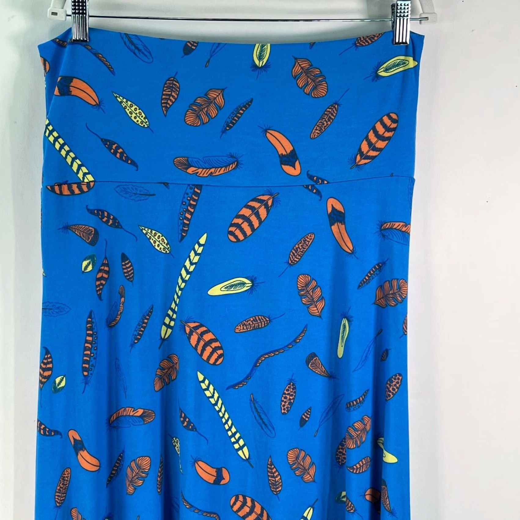 Vintage LulaRoe Womens Feather Print Stretch Pull On Maxi Skirt Blue Azure L Large Women's Skirt Maxi Feather Print Blue Azure Stretch Pull On Regular Size L Size 36" / US 14 / IT 50 - 3 Thumbnail