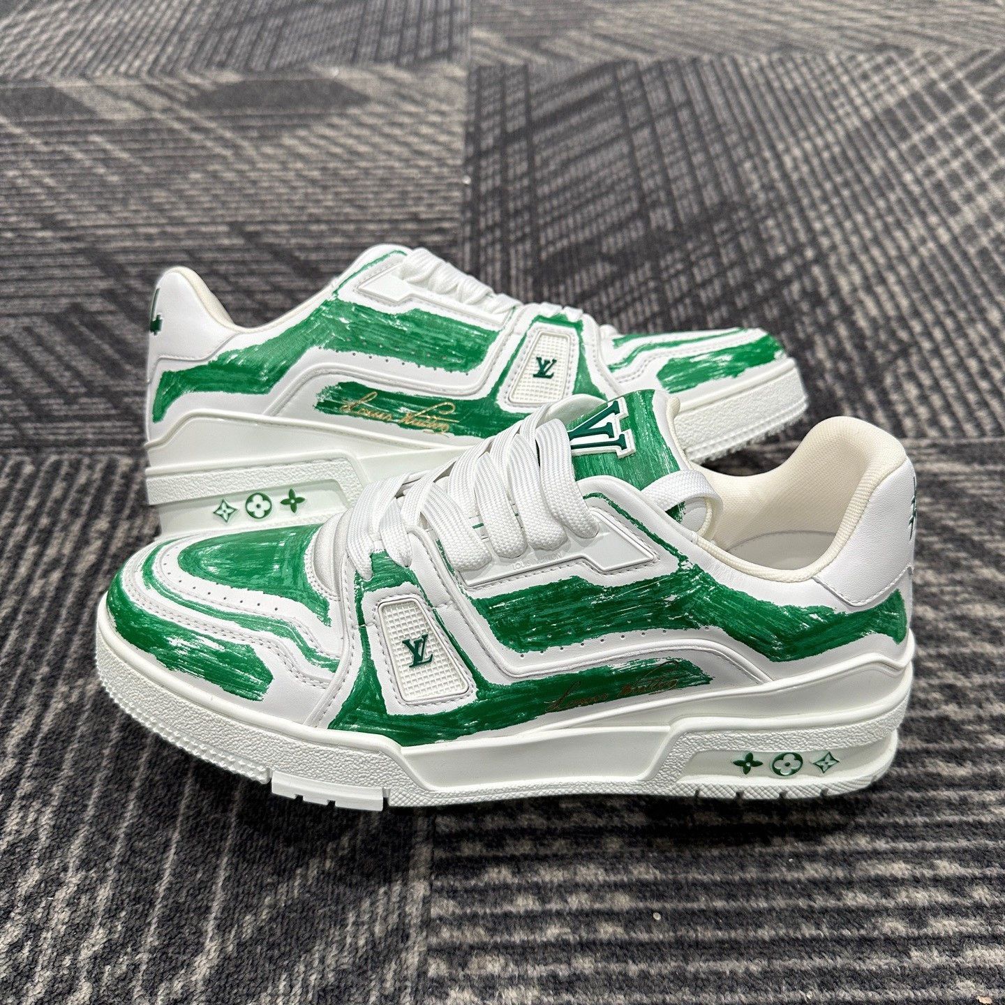 Louis Vuitton Louis Vuitton Trainer Graffiti White Green Sneakers Size US 8.5 / EU 41-42 - 4 Thumbnail