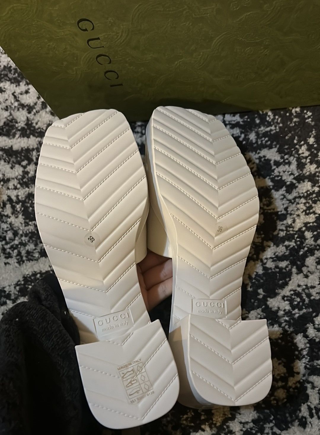 Gucci Gucci Rubber Logo Sandal Slipper size 39 Size US 9 / IT 39 - 5 Thumbnail