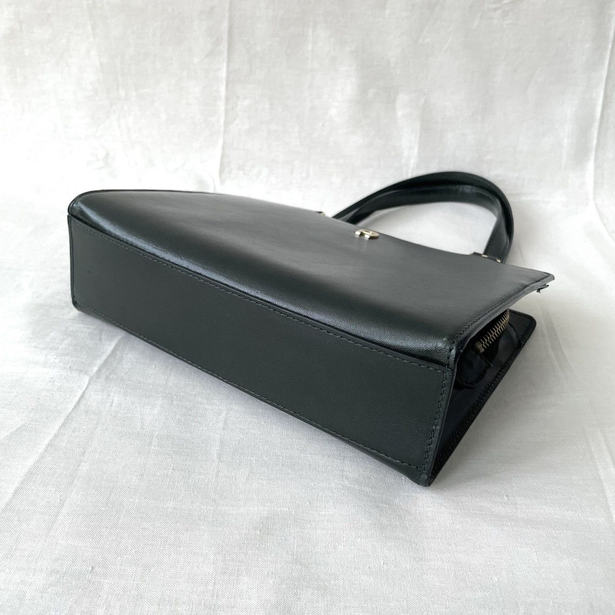 Etienne Aigner Vintage Aigner Black Leather Small Handbag Size ONE SIZE - 8 Thumbnail
