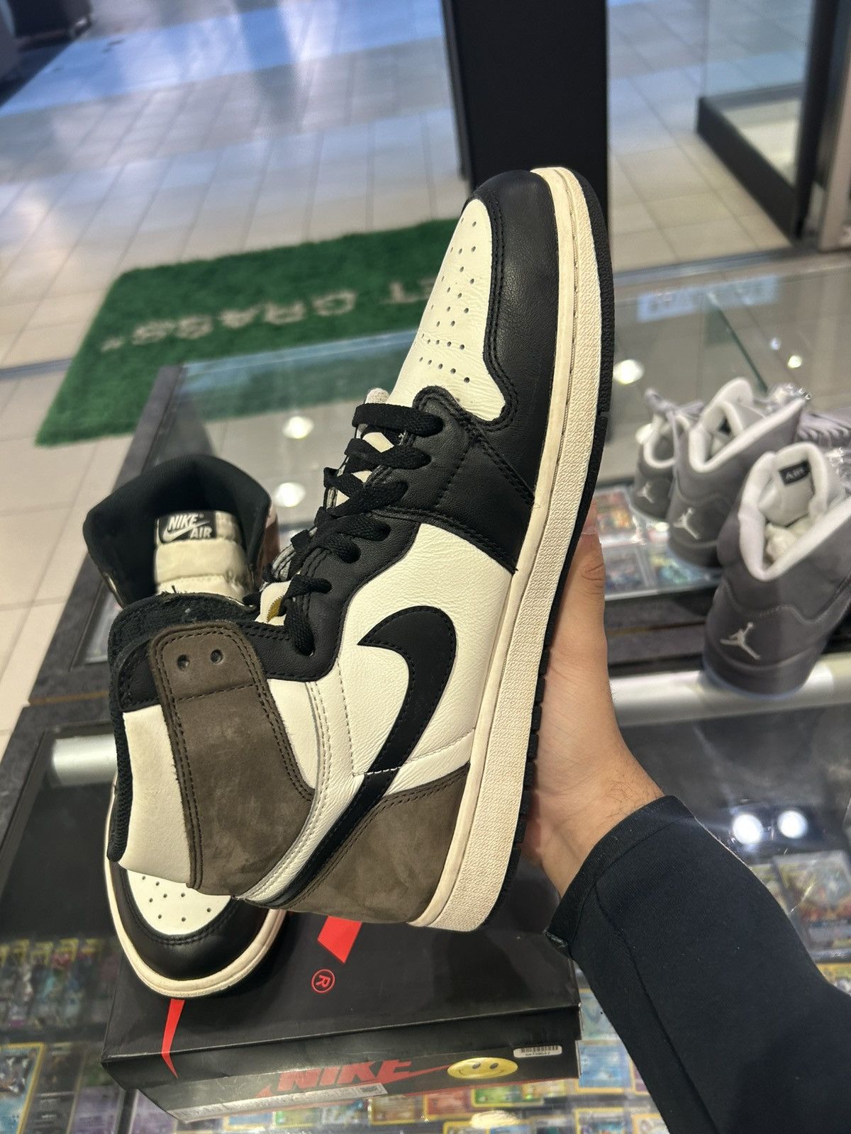 Jordan Brand Jordan 1 dark mocha 2020 Size US 11.5 / EU 44-45 - 4 Thumbnail